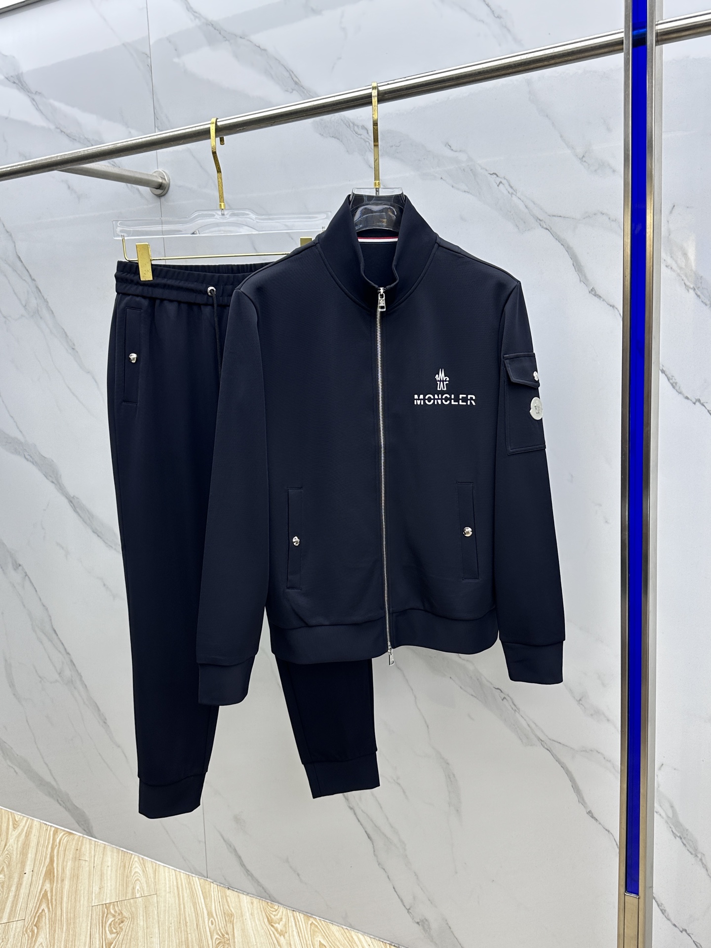 NO:528121,Moncler mask 2025 early autumn new original single men's casual zipper fashionable and generous style high-end customization high-end version pay attention to details three-dimensional embroidery logo pattern design custom original imported 420 grams of cotton fabric, simple, neat and refreshing, presenting a brand new look, giving you a unique upper body experience!  The quality workmanship details can withstand any form of inspection. They have undergone strict selection process. The original customized metal hardware zipper is simple and versatile. The upper body is elegant and handsome, and it has a new visual feeling!  The upper body is not picky, and the must-have model is for purchase. Hei size M-3XL complete three specifications and is not sold. The next day, Moncler, alexander wang19860909Moncler蒙口 2025早秋新款原单男士休闲 拉链 时尚大方爆款 高端定制 高版本 注意细节 立体刺绣logo图案设计 定制原版进口420克纯棉面料 简洁利落又清爽 呈现一种焕然一新,赋予你与众不同的上身体验！品质做工细节经得起任何形式检验 均经过严格的挑选工序,原版定制金属五金拉链,简约百搭款 上身优雅帅气,焕然一新的即视感！上身不挑人,必入的自留款.hei 尺码M-3XL 三标齐全 不拆卖 隔天,,Moncler,alexander wang,Men's clothing