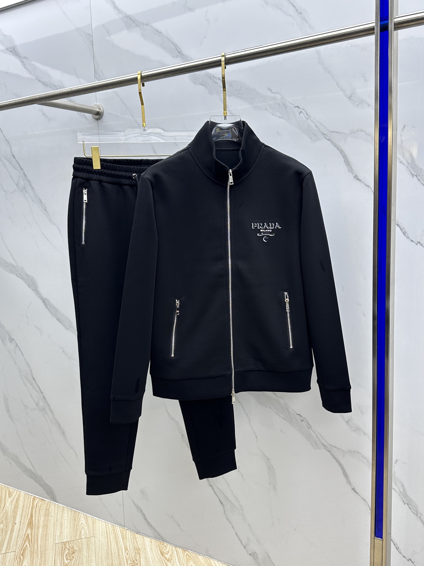 NO:528109,Prada 2025 early autumn new original single men's casual zipper fashionable and generous style high-end customization high-end version pay attention to details three-dimensional embroidery logo pattern design custom original imported 420 grams of pure cotton fabric, simple, neat and refreshing, presenting a brand new look, giving you a unique upper body experience!  The quality workmanship details can withstand any form of inspection. They have undergone strict selection process. The original customized metal hardware zipper is simple and versatile. The upper body is elegant and handsome, and it has a new visual feeling!  The upper body is not picky, and the must-have model is for purchase. Hei size M-3XL complete three specifications and is not sold. The next day, prada, prada, alexander wang19860909Prada普拉达 2025早秋新款原单男士休闲 拉链 时尚大方爆款 高端定制 高版本 注意细节 立体刺绣logo图案设计 定制原版进口420克纯棉面料 简洁利落又清爽 呈现一种焕然一新,赋予你与众不同的上身体验！品质做工细节经得起任何形式检验 均经过严格的挑选工序,原版定制金属五金拉链,简约百搭款 上身优雅帅气,焕然一新的即视感！上身不挑人,必入的自留款.hei 尺码M-3XL 三标齐全 不拆卖 隔天,,prada,prada,alexander wang,Men's clothing