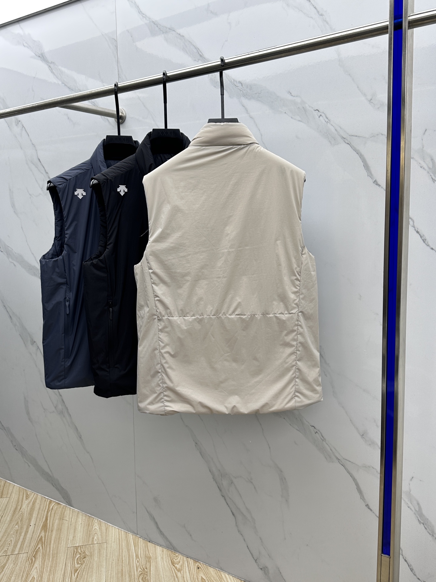 🆕DESCENTE迪桑特 2025新款男士休闲定制立领马甲 内填充羽绒棉 简约干练 时髦不累赘 活力满满