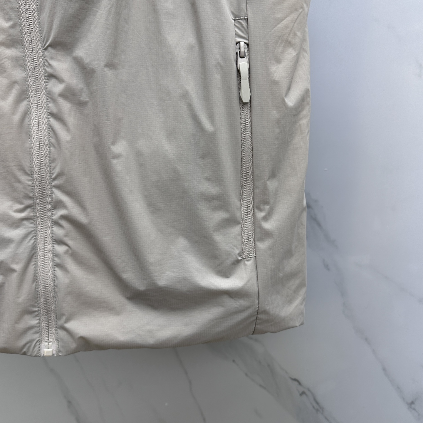 🆕DESCENTE迪桑特 2025新款男士休闲定制立领马甲 内填充羽绒棉 简约干练 时髦不累赘 活力满满