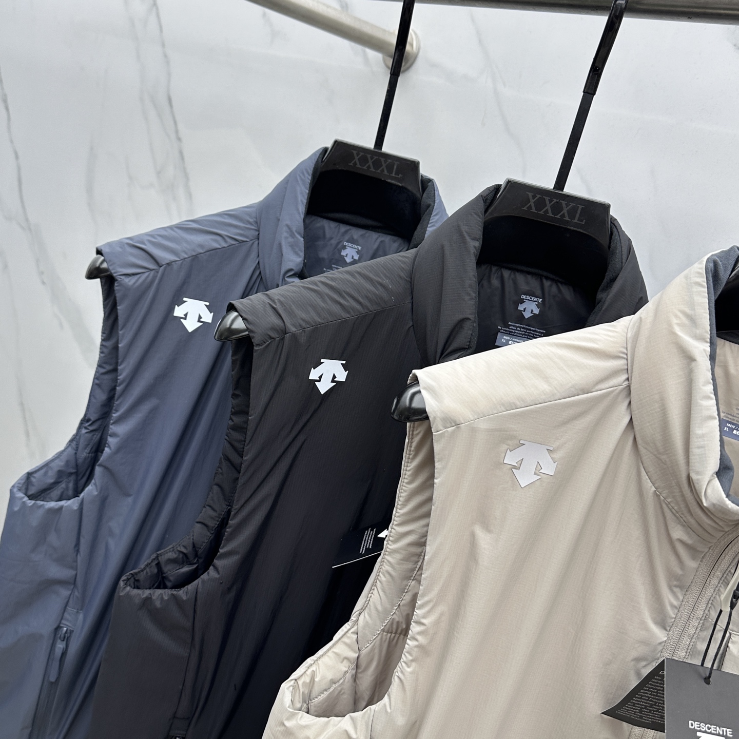 🆕DESCENTE迪桑特 2025新款男士休闲定制立领马甲 内填充羽绒棉 简约干练 时髦不累赘 活力满满