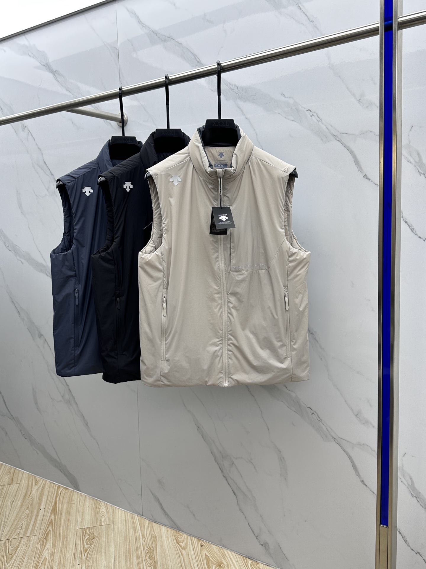 🆕DESCENTE迪桑特 2025新款男士休闲定制立领马甲 内填充羽绒棉 简约干练 时髦不累赘 活力满满