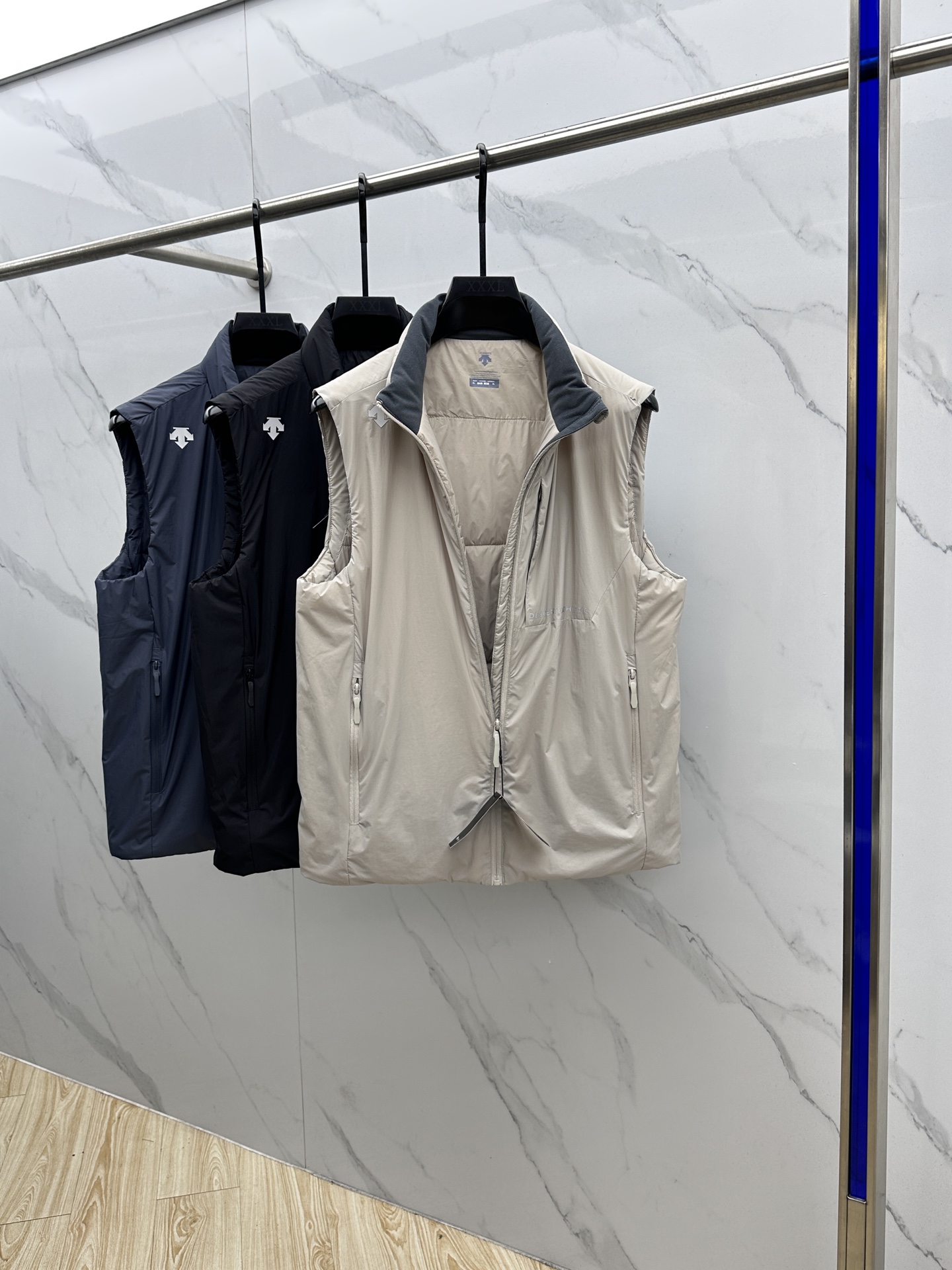 🆕DESCENTE迪桑特 2025新款男士休闲定制立领马甲 内填充羽绒棉 简约干练 时髦不累赘 活力满满