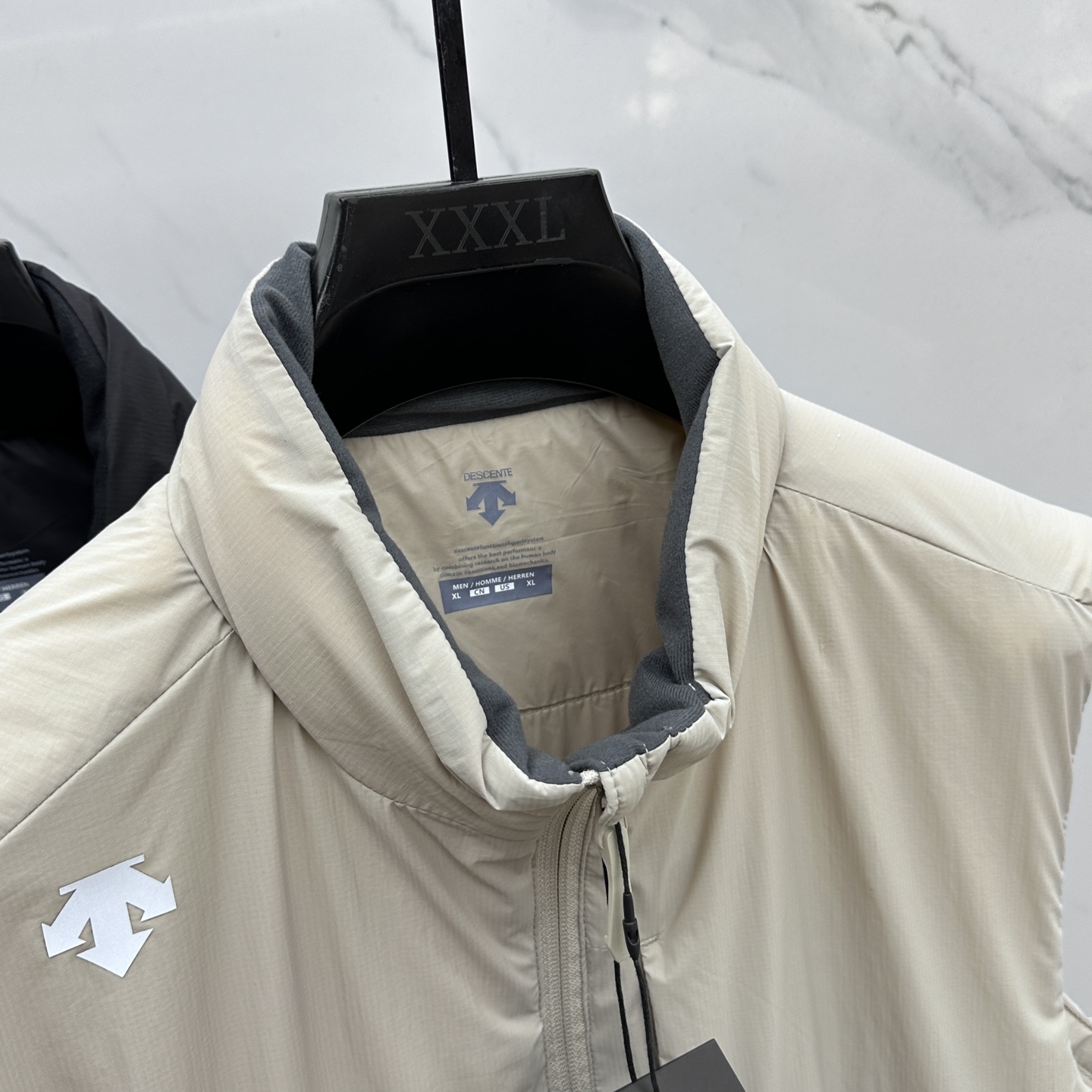 🆕DESCENTE迪桑特 2025新款男士休闲定制立领马甲 内填充羽绒棉 简约干练 时髦不累赘 活力满满