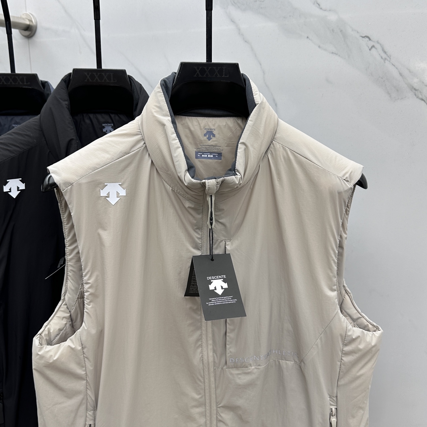 🆕DESCENTE迪桑特 2025新款男士休闲定制立领马甲 内填充羽绒棉 简约干练 时髦不累赘 活力满满