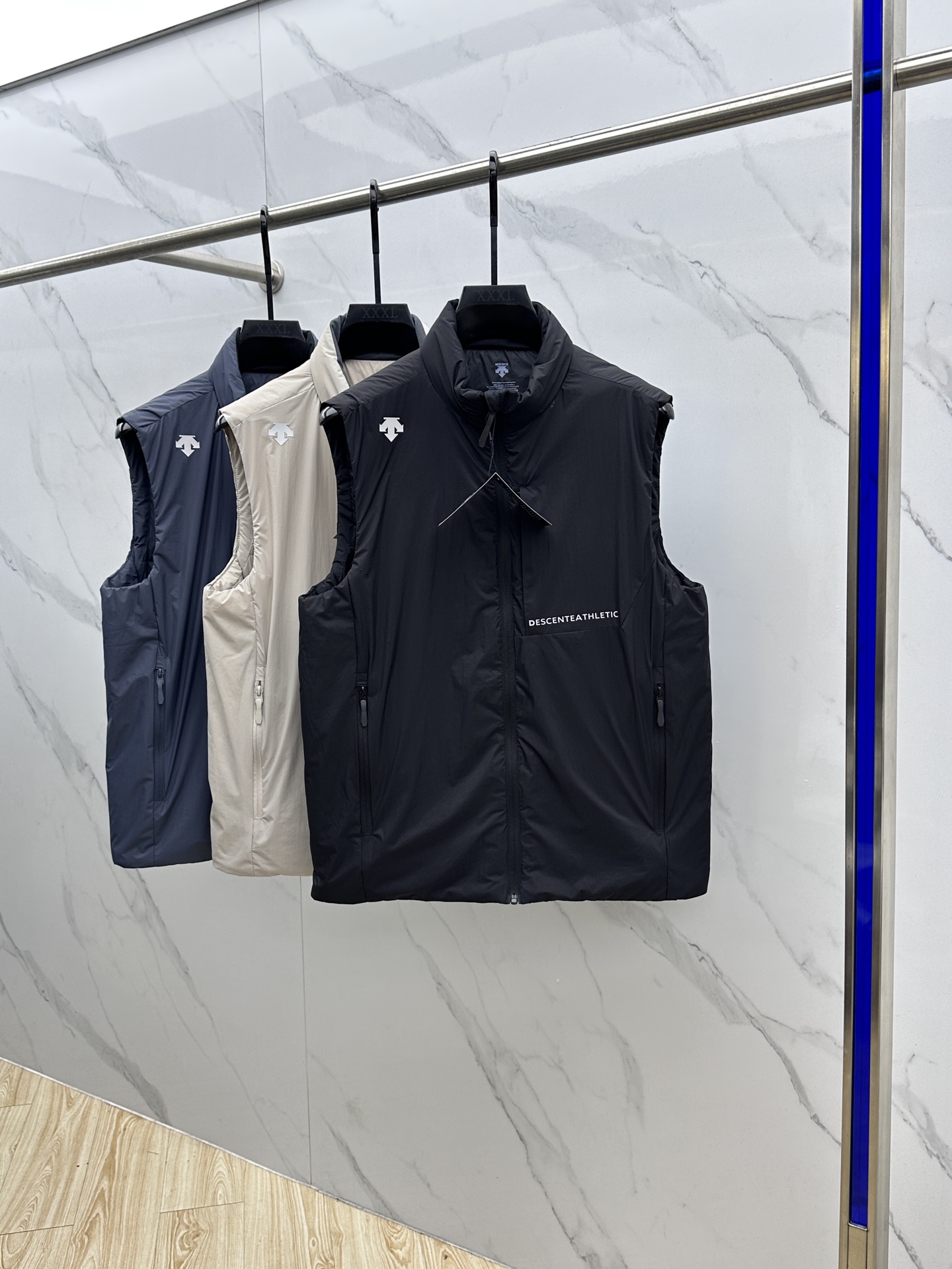 🆕DESCENTE迪桑特 2025新款男士休闲定制立领马甲 内填充羽绒棉 简约干练 时髦不累赘 活力满满