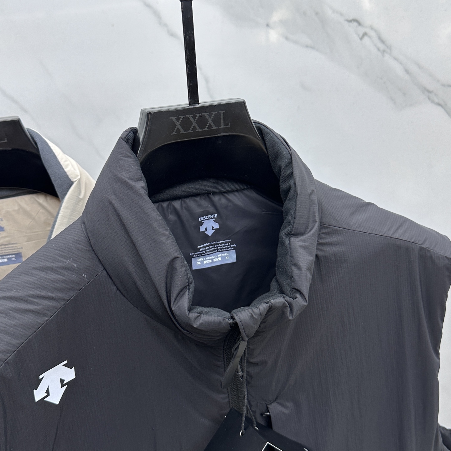 🆕DESCENTE迪桑特 2025新款男士休闲定制立领马甲 内填充羽绒棉 简约干练 时髦不累赘 活力满满