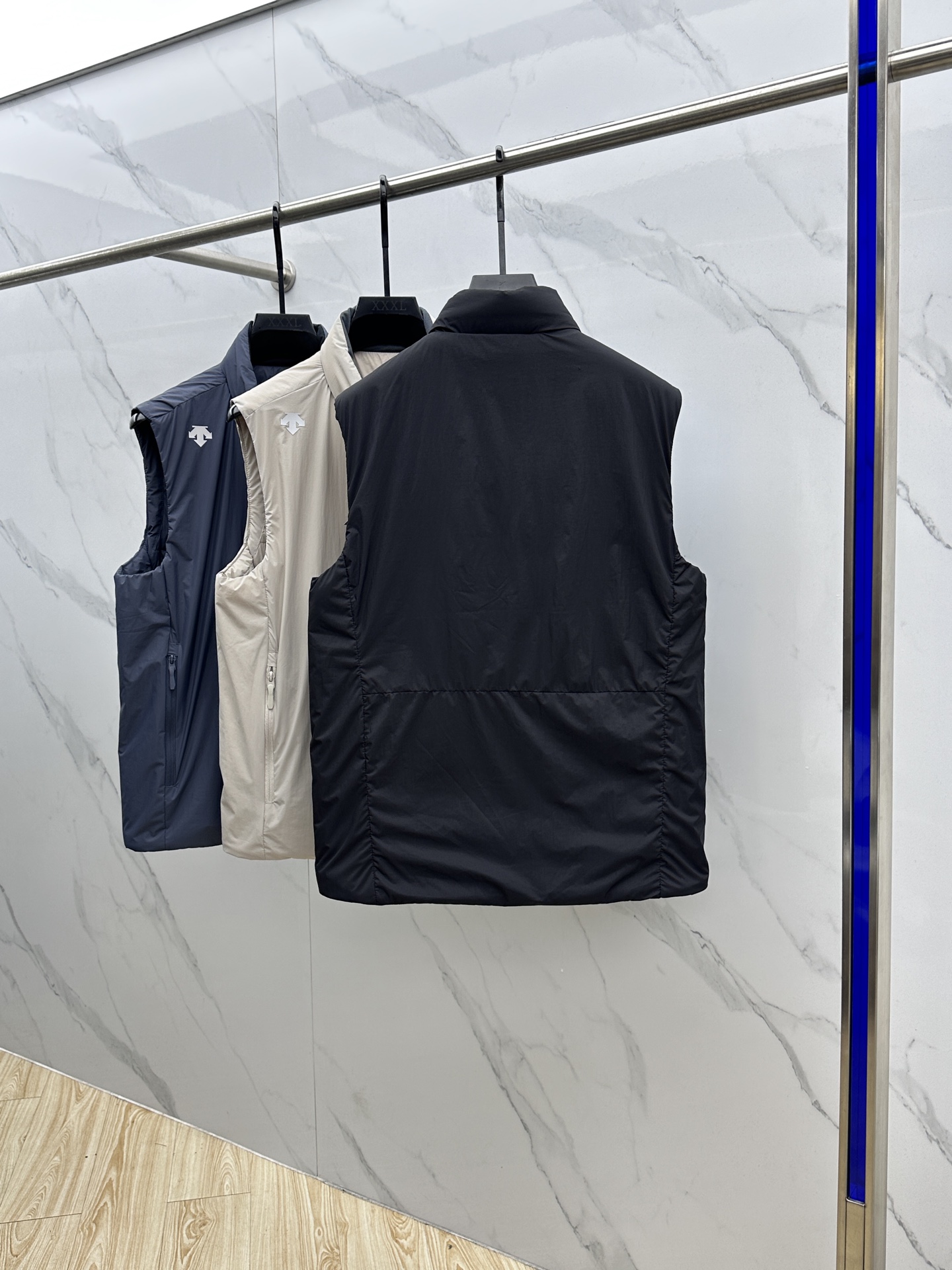 🆕DESCENTE迪桑特 2025新款男士休闲定制立领马甲 内填充羽绒棉 简约干练 时髦不累赘 活力满满