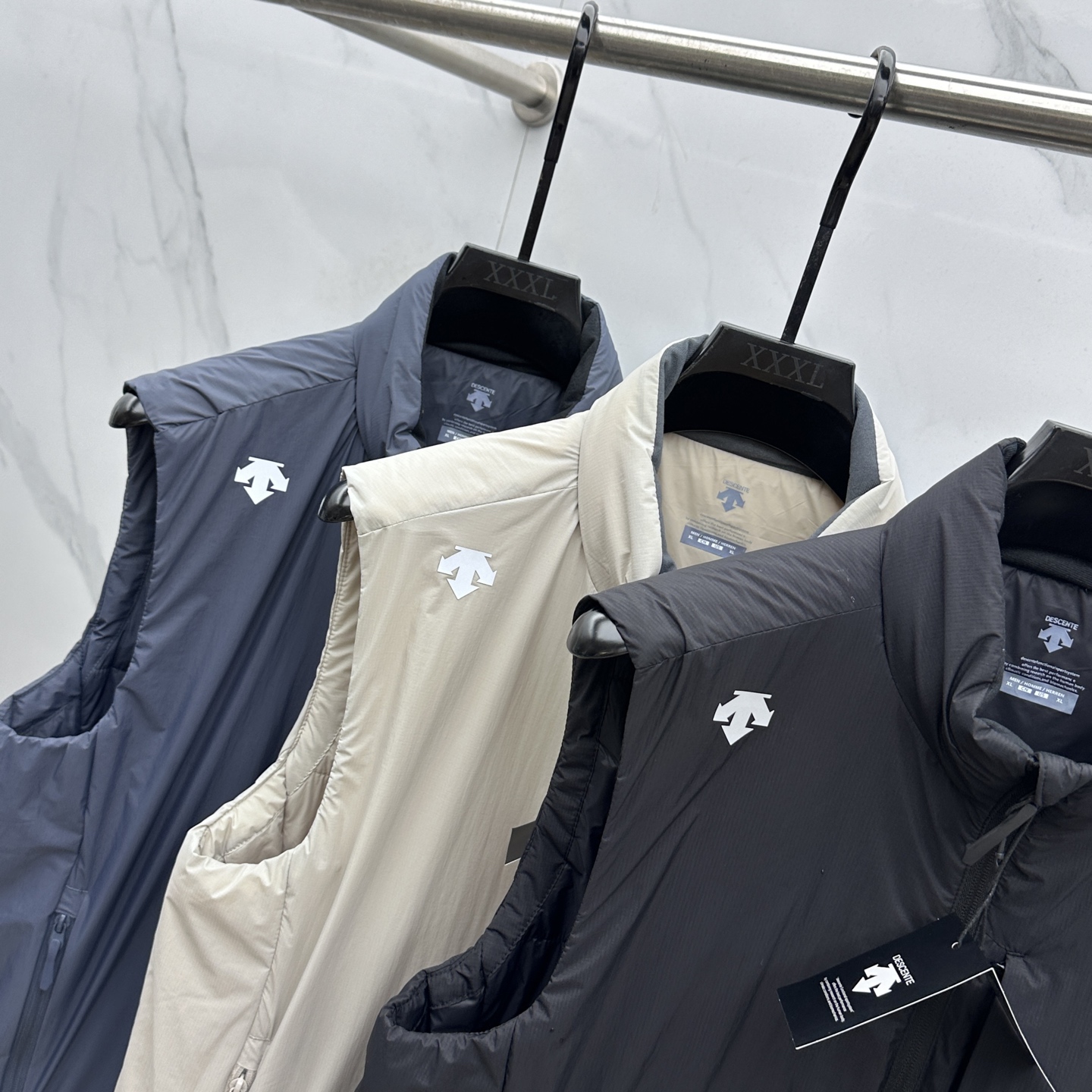 🆕DESCENTE迪桑特 2025新款男士休闲定制立领马甲 内填充羽绒棉 简约干练 时髦不累赘 活力满满