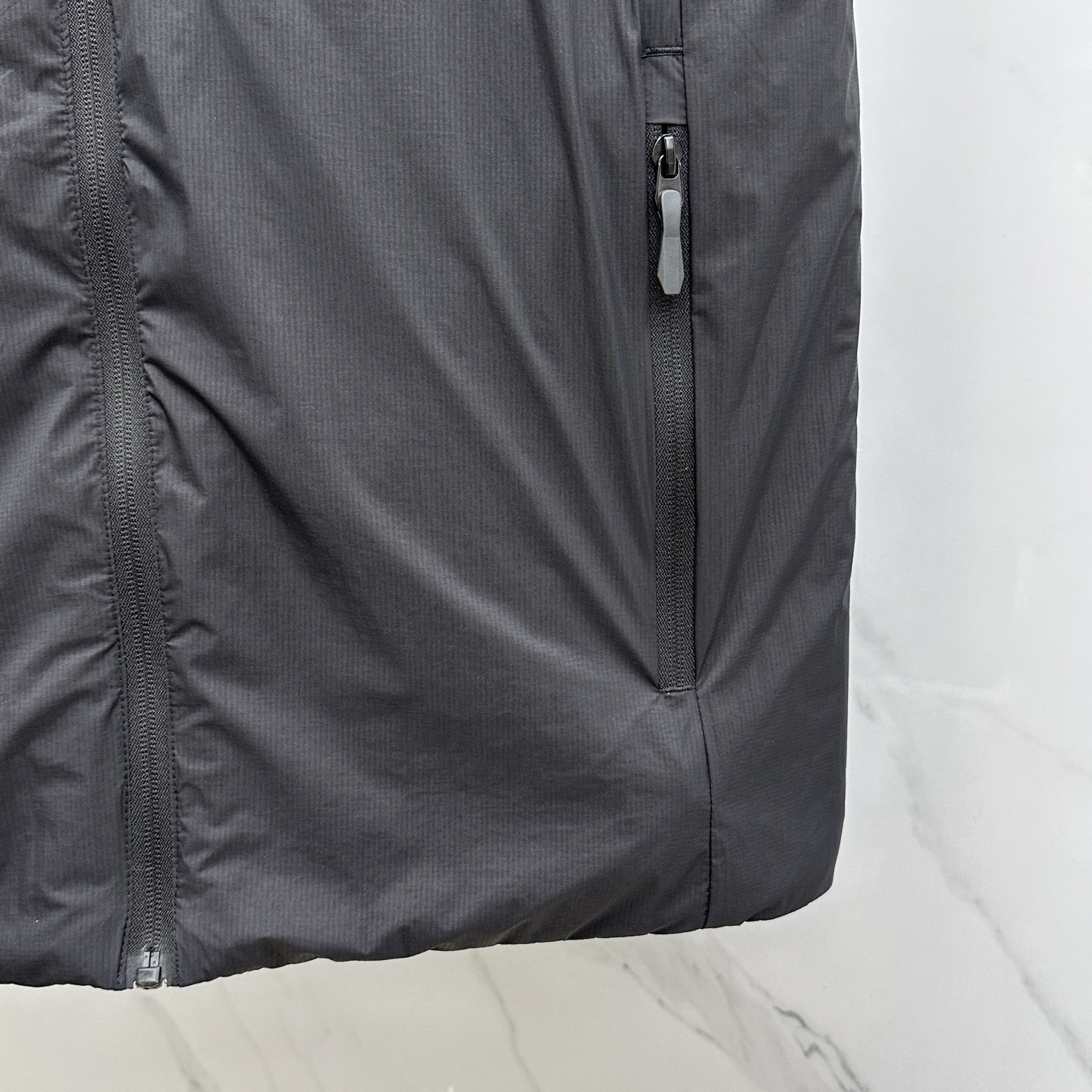 🆕DESCENTE迪桑特 2025新款男士休闲定制立领马甲 内填充羽绒棉 简约干练 时髦不累赘 活力满满