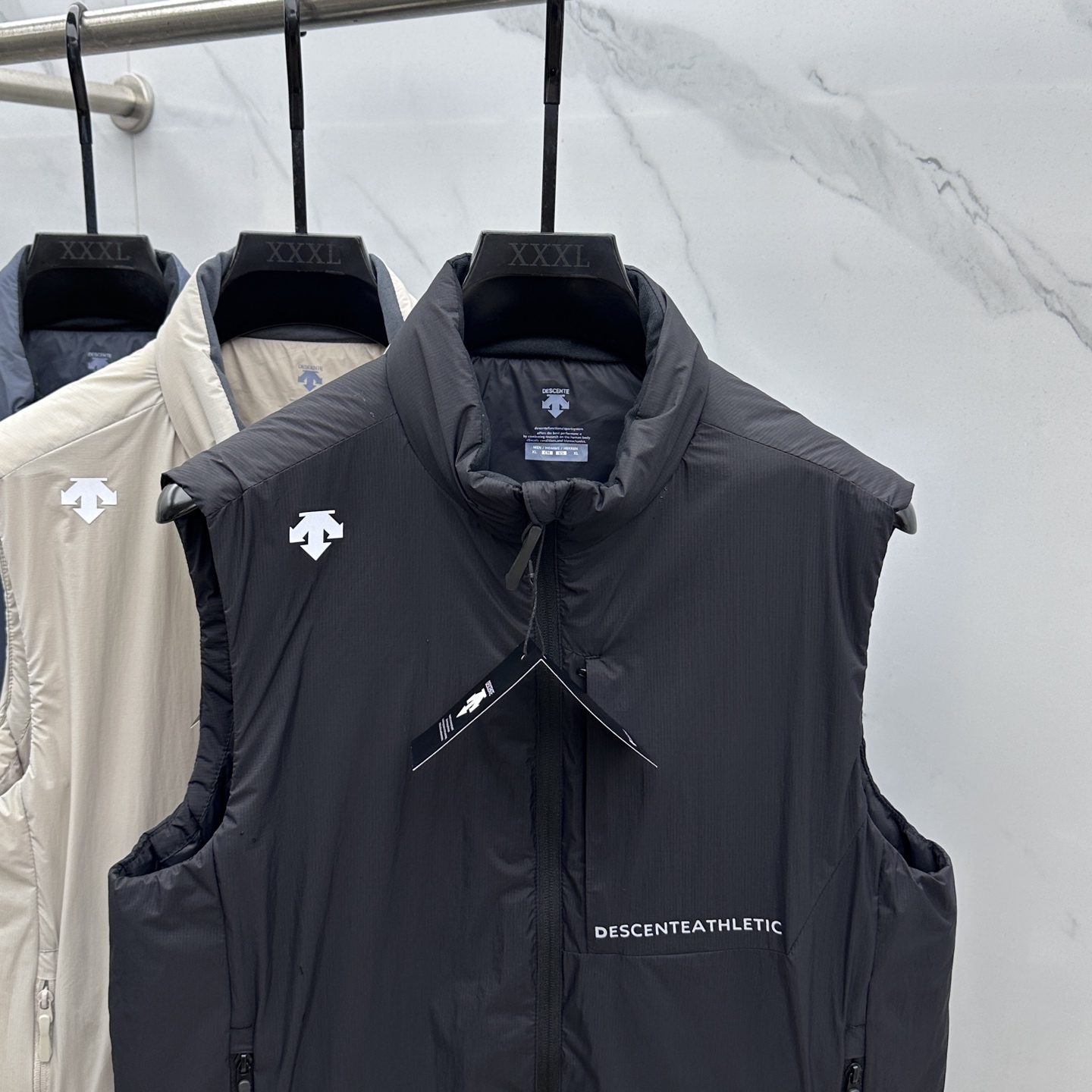 🆕DESCENTE迪桑特 2025新款男士休闲定制立领马甲 内填充羽绒棉 简约干练 时髦不累赘 活力满满