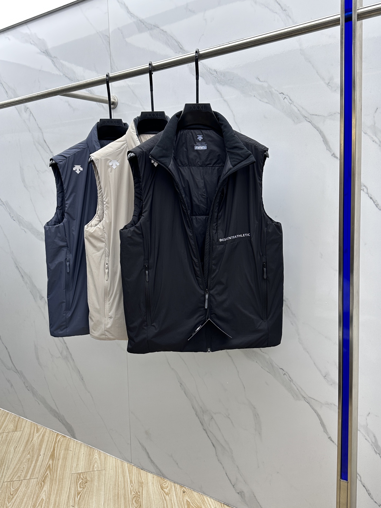 🆕DESCENTE迪桑特 2025新款男士休闲定制立领马甲 内填充羽绒棉 简约干练 时髦不累赘 活力满满