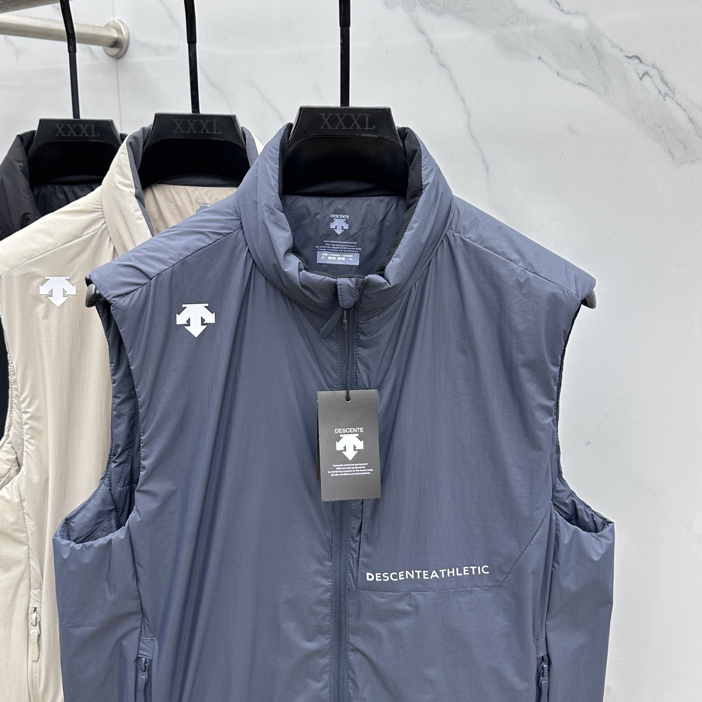 🆕DESCENTE迪桑特 2025新款男士休闲定制立领马甲 内填充羽绒棉 简约干练 时髦不累赘 活力满满