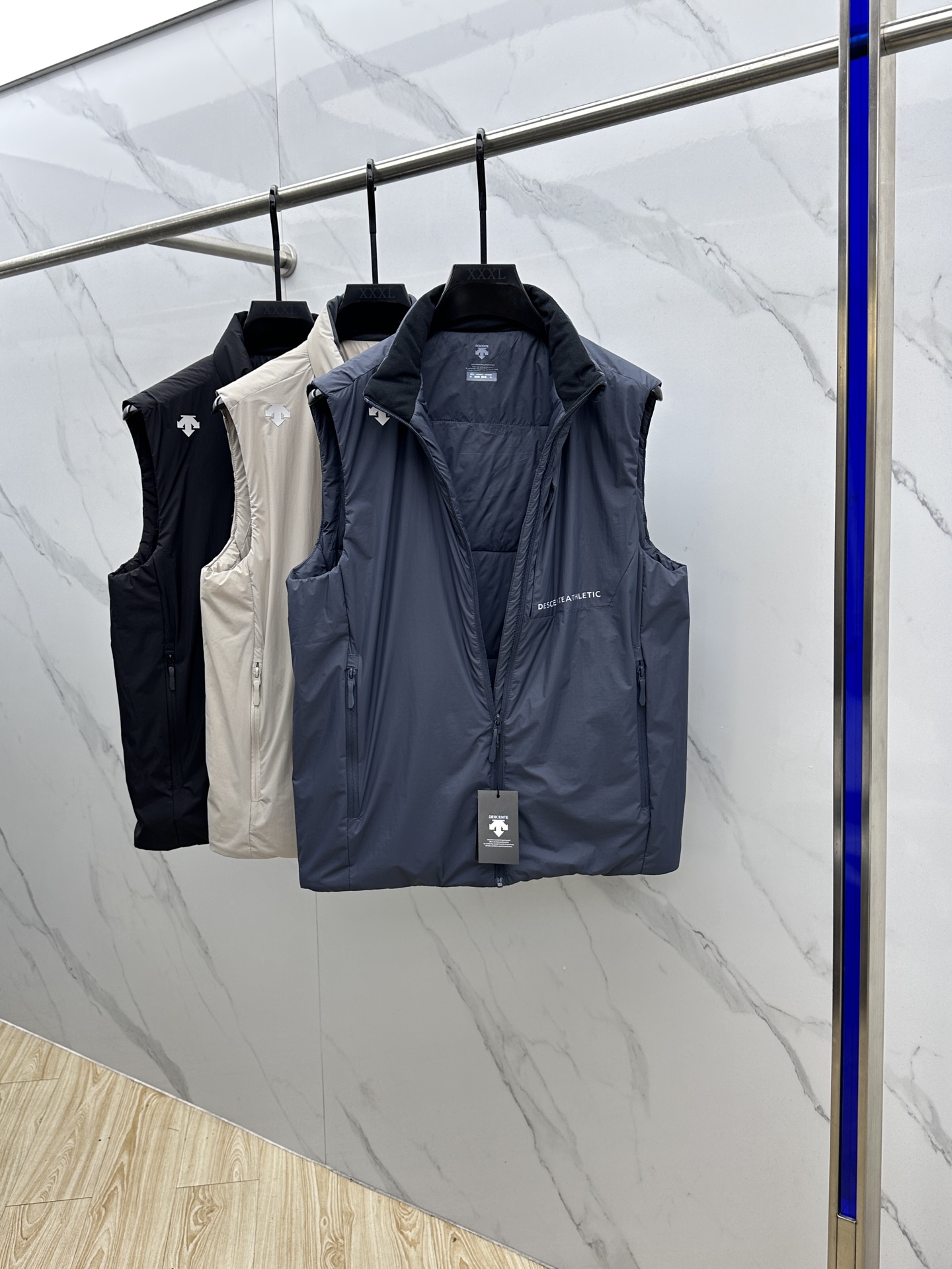 🆕DESCENTE迪桑特 2025新款男士休闲定制立领马甲 内填充羽绒棉 简约干练 时髦不累赘 活力满满