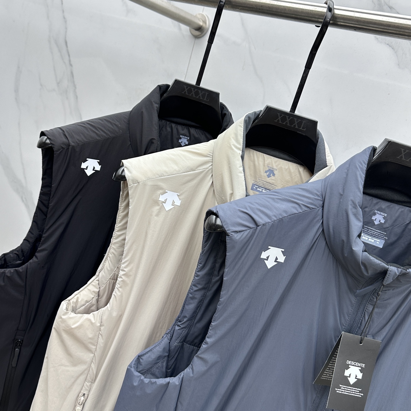 🆕DESCENTE迪桑特 2025新款男士休闲定制立领马甲 内填充羽绒棉 简约干练 时髦不累赘 活力满满