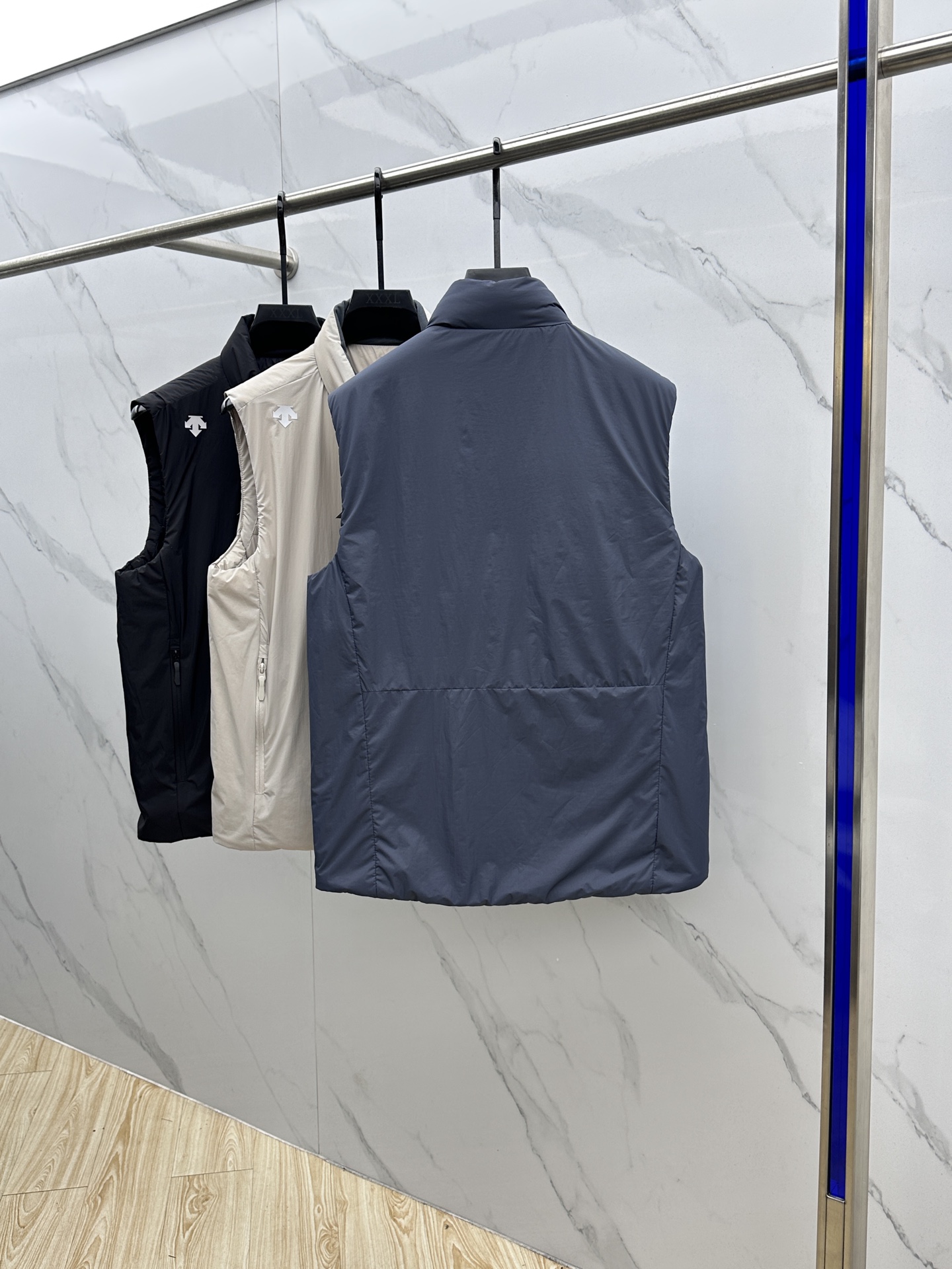 🆕DESCENTE迪桑特 2025新款男士休闲定制立领马甲 内填充羽绒棉 简约干练 时髦不累赘 活力满满