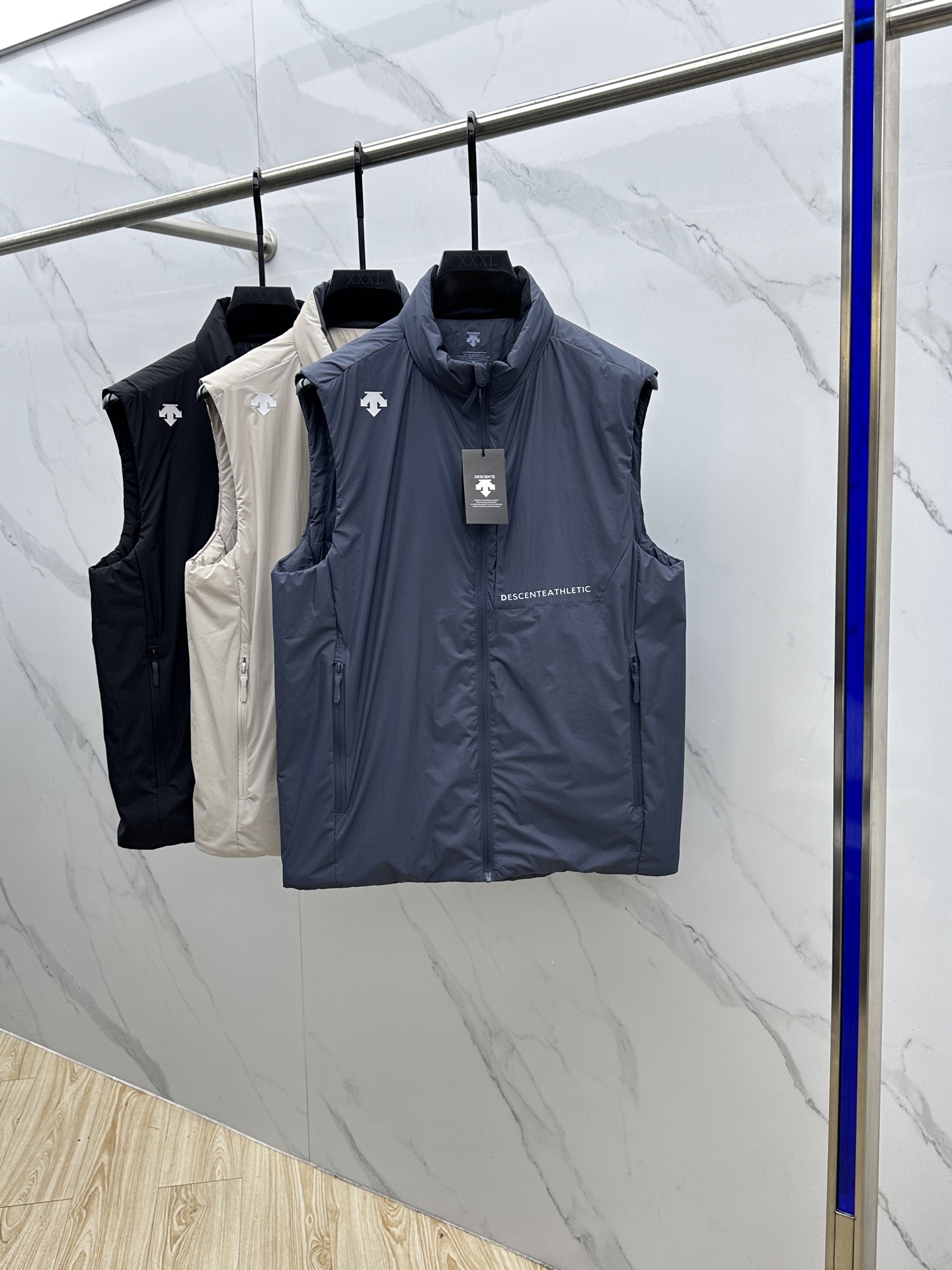 🆕DESCENTE迪桑特 2025新款男士休闲定制立领马甲 内填充羽绒棉 简约干练 时髦不累赘 活力满满