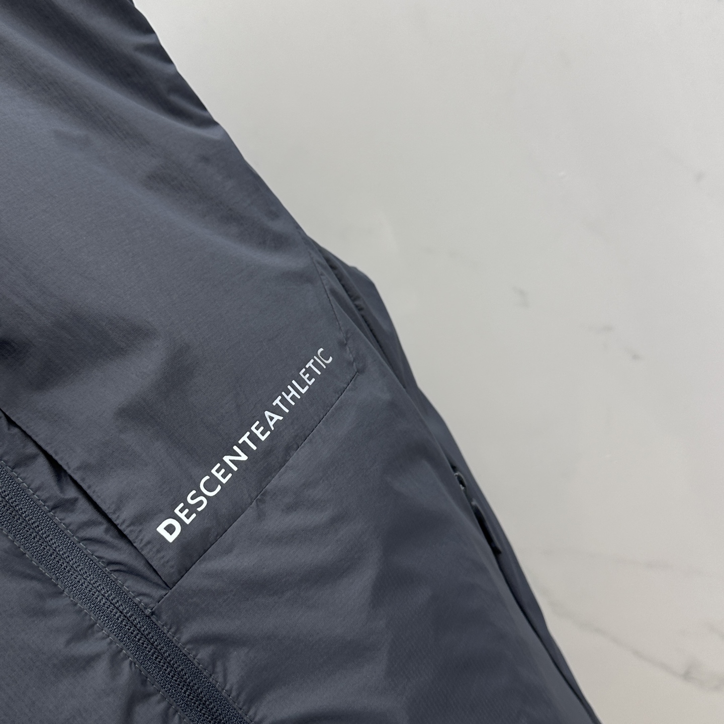 🆕DESCENTE迪桑特 2025新款男士休闲定制立领马甲 内填充羽绒棉 简约干练 时髦不累赘 活力满满