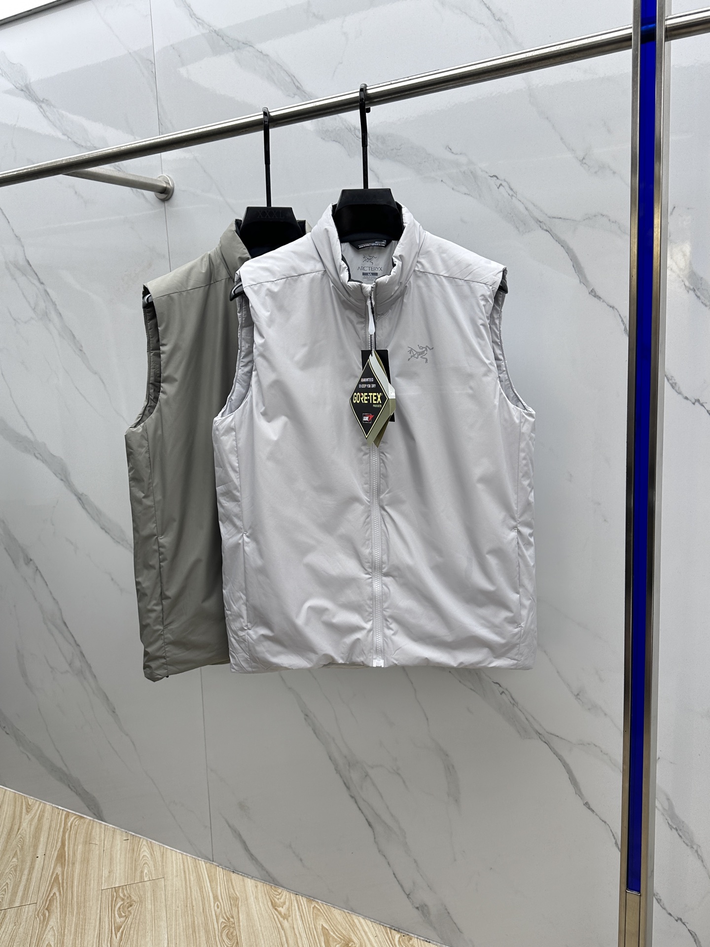 NO:530230,ARCTERYX 2025 new men's casual custom stand-up collar vest, with inner stuffed down cotton, simple and capable, fashionable and not cumbersome, full of vitality. The most popular zipper design, customized skin-friendly fabric, full of luxury. The slim tailoring reflects our perfect body shape, which can be easily controlled by fat and thin. Super versatile style, no matter how big it is, suitable for wearing different ages. High street wear style, with sharp tools xh size M-3XL, arc'teryx, down jacket, alexander wang19860909ARCTERYX始祖鸟 2025新款男士休闲定制立领马甲 内填充羽绒棉 简约干练 时髦不累赘 活力满满.最流行的拉链设计 定制亲肤面料 奢华感十足.修身的剪裁体现出我们完美的体型无论胖瘦都可以轻松驾驭.超百搭款式,不挑身材的款,适合不同年龄段穿着.高街实穿款,搭配利器xh 尺码M-3XL,arc'teryx,down jacket,alexander wang,Men's clothing