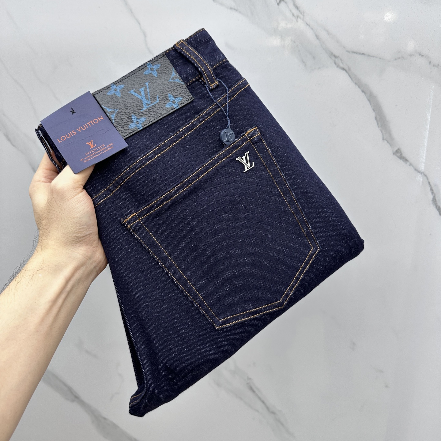 NO:528111,1V* Louis Vuitton, high-end customization, the latest jeans in early autumn 2025, are released simultaneously on the counter, original custom reproduction, customer-supplied hardware and accessories, original quality, imported fixed-color denim fabric, heavy-industrial washing, fine workmanship and excellent upper body!  Selected single products, complete three standards, original AX single product, number 29-38 without 37,,louis vuitton,jeans,alexander wang198609091V*路易威登 高端定制、2025早秋最新款牛仔裤 柜台同步发售 原版定制复刻 客供五金辅料 原单品质 进口固色牛仔面料 重工洗水 做工走线精细 上身绝佳！优选单品 三标齐全 AX原单出品 码数29-38无37,,louis vuitton,jeans,alexander wang,Men's clothing