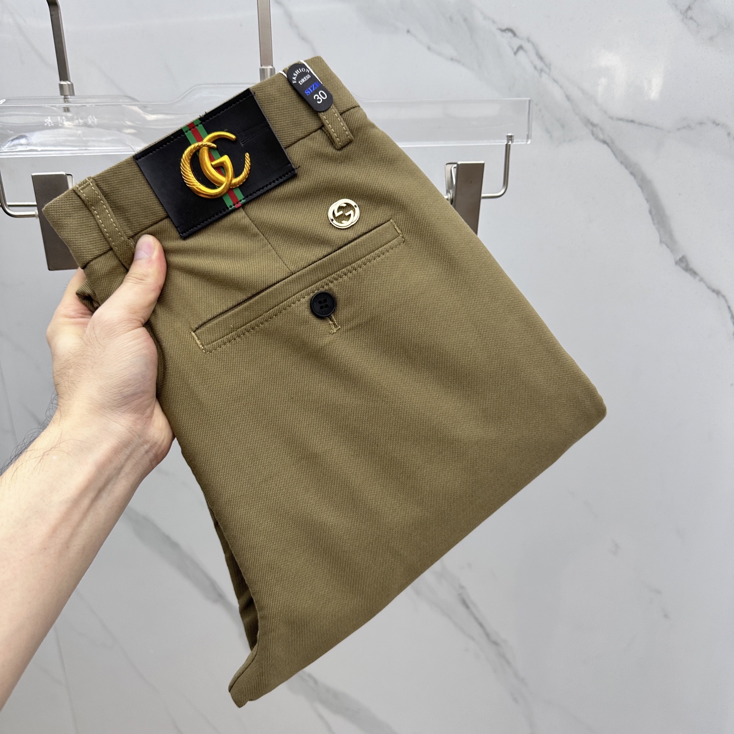 NO:528113,Gucci 2025 early autumn new casual pants and trousers, released simultaneously on the official website, trouser body craft design, customized hardware and auxiliary materials, fabric customization, and OEM products are free of inspection!  Every detail is the ultimate. The original hardware accessories are trendy and stylish and handsome, and are essential items for trendy people!  Original AX production!  Number of codes 30-40 None 37.39, gucci, gucci, alexander wang19860909Gucci古驰 2025早秋新品休闲裤西裤,官网同步发售,裤身工艺设计,定制五金辅料、面料定制,代工厂出品免检！每个细节做到极致.原版五金配件,潮范十足、上身有型帅气,潮人必备单品！ AX原单出品！ 码数30-40无37.39,,gucci,gucci,alexander wang,Men's clothing