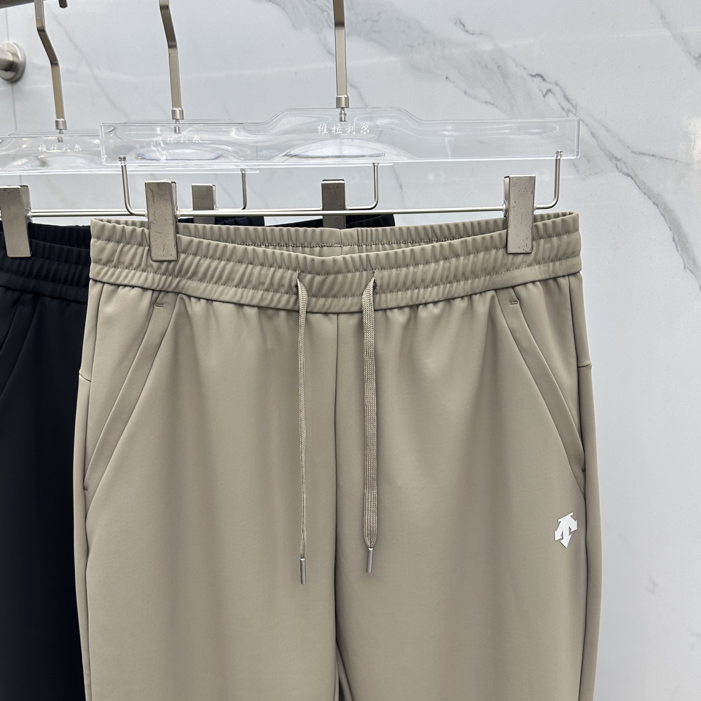 🆕DESCENTE迪桑特 秋冬户外机能裤户外登山徒步休闲长裤男 采用高密度登山布面料，非常结实具备良好的