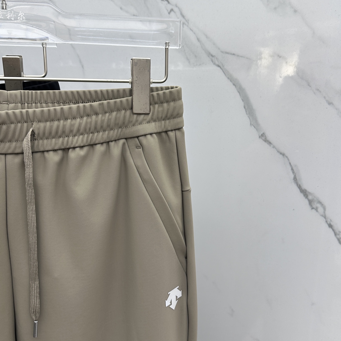 🆕DESCENTE迪桑特 秋冬户外机能裤户外登山徒步休闲长裤男 采用高密度登山布面料，非常结实具备良好的