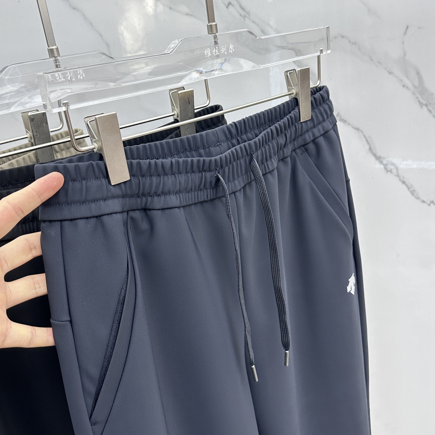 🆕DESCENTE迪桑特 秋冬户外机能裤户外登山徒步休闲长裤男 采用高密度登山布面料，非常结实具备良好的