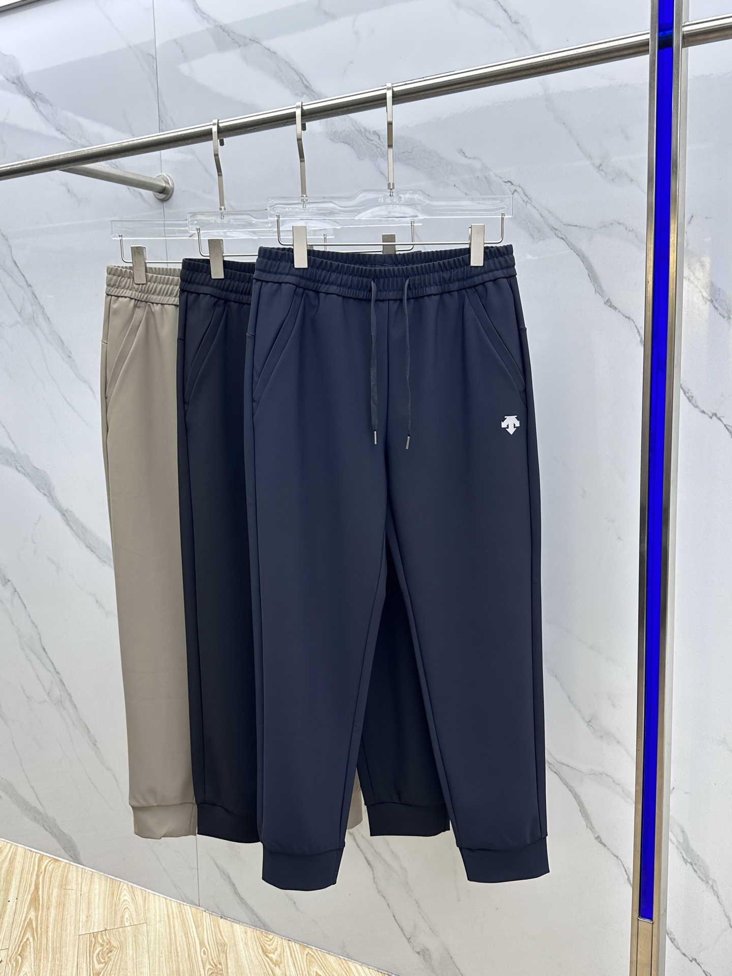 NO:530218,DESCENTE Autumn and Winter Outdoor Functional Pants Outdoor Mountaineering Hiking Leisure Pants Men Use high-density mountaineering fabric, which is very strong and has good breathability and freedom of movement, excellent B 4-side elasticity and wear-resistant and water-resistant function!  Military-grade three-dimensional tailoring, free movement is not restricted!  The simple shape is very atmospheric!  Outdoor, sports, and leisure versatile!  It can be easily controlled in any occasion!  The upper body is even less restrained!  !  The waist is equipped with a waist rope, which is convenient for adjusting the waist tightness!  Double socket pocket design, more practical and convenient!  xh three-dimensional tailoring design, making the upper body look taller and slimmer!  Size M-5XL, alexander wang19860909DESCENTE迪桑特 秋冬户外机能裤 户外登山徒步休闲长裤男 采用高密度登山布面料,非常结实具备良好的透气性和运动自由度,优良的B 4面弹性和耐磨防泼水的功能！军工级立体剪裁,自由活动不受拘束！简洁的造型非常大气！户外,运动,休闲多功能！任何场合都可以轻松驾驭！ 上身更加没有束缚感！！ 腰部配备腰绳,方便调节腰部松紧！双插口袋设计,更加实用方便！xh 立体剪裁设计,上身显高显瘦！ 尺码M-5XL,,alexander wang,Men's clothing