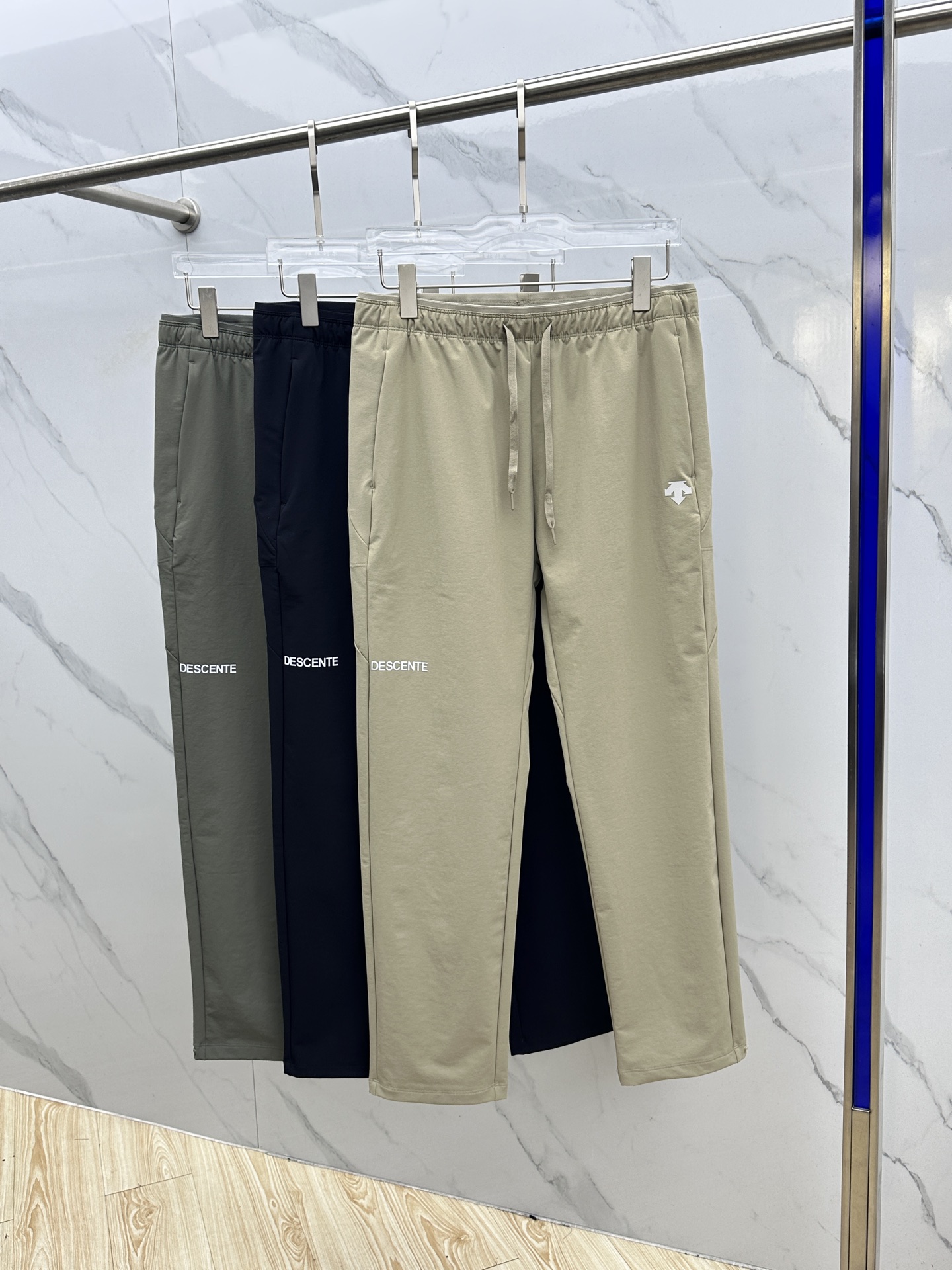 🆕DESCENTE—迪桑特综训训练运动健身男士透气梭织运动长裤 采用质感梭织面料制作的跑步运动长裤。面料