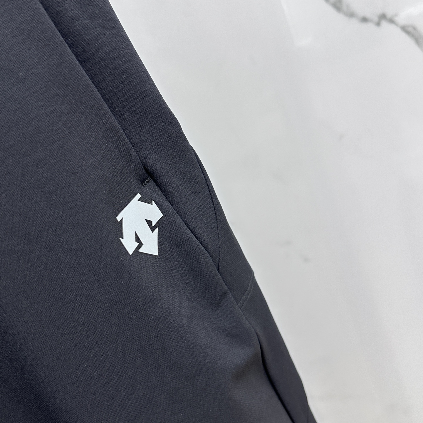 🆕DESCENTE—迪桑特综训训练运动健身男士透气梭织运动长裤 采用质感梭织面料制作的跑步运动长裤。面料