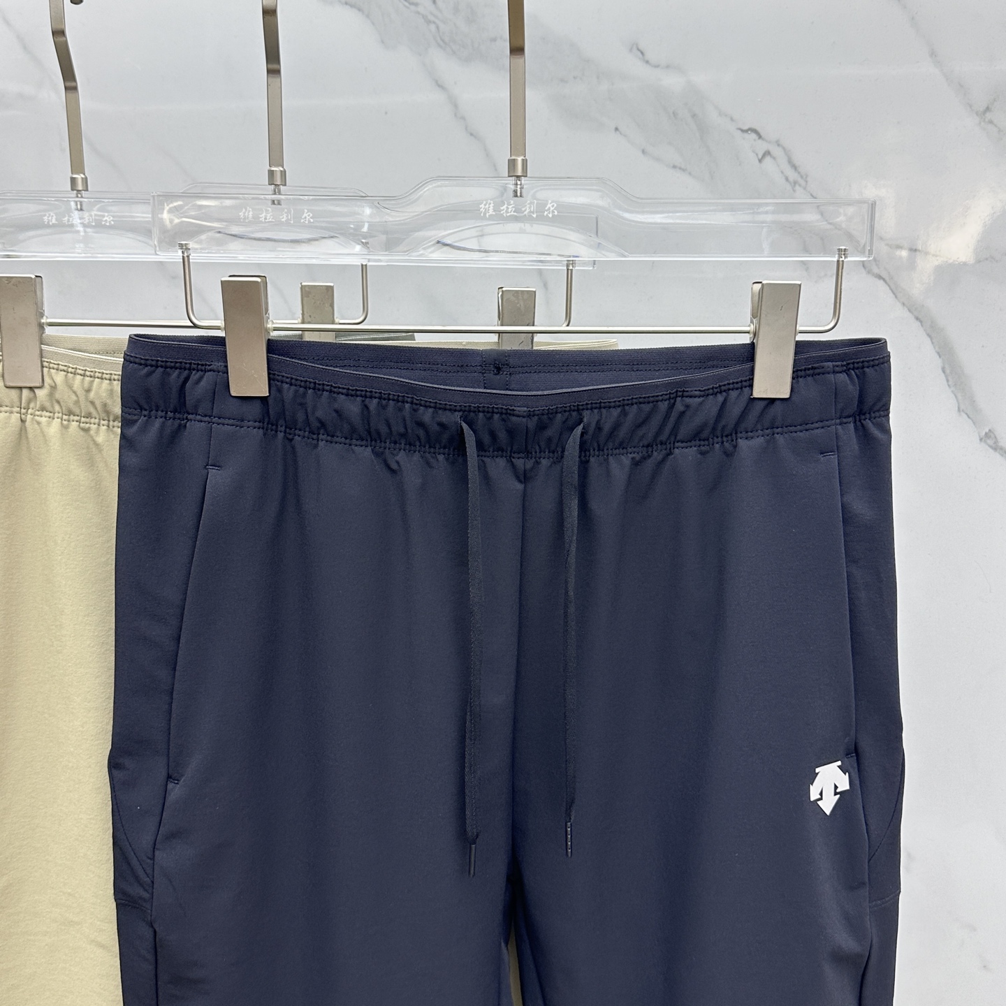 🆕DESCENTE—迪桑特综训训练运动健身男士透气梭织运动长裤 采用质感梭织面料制作的跑步运动长裤。面料