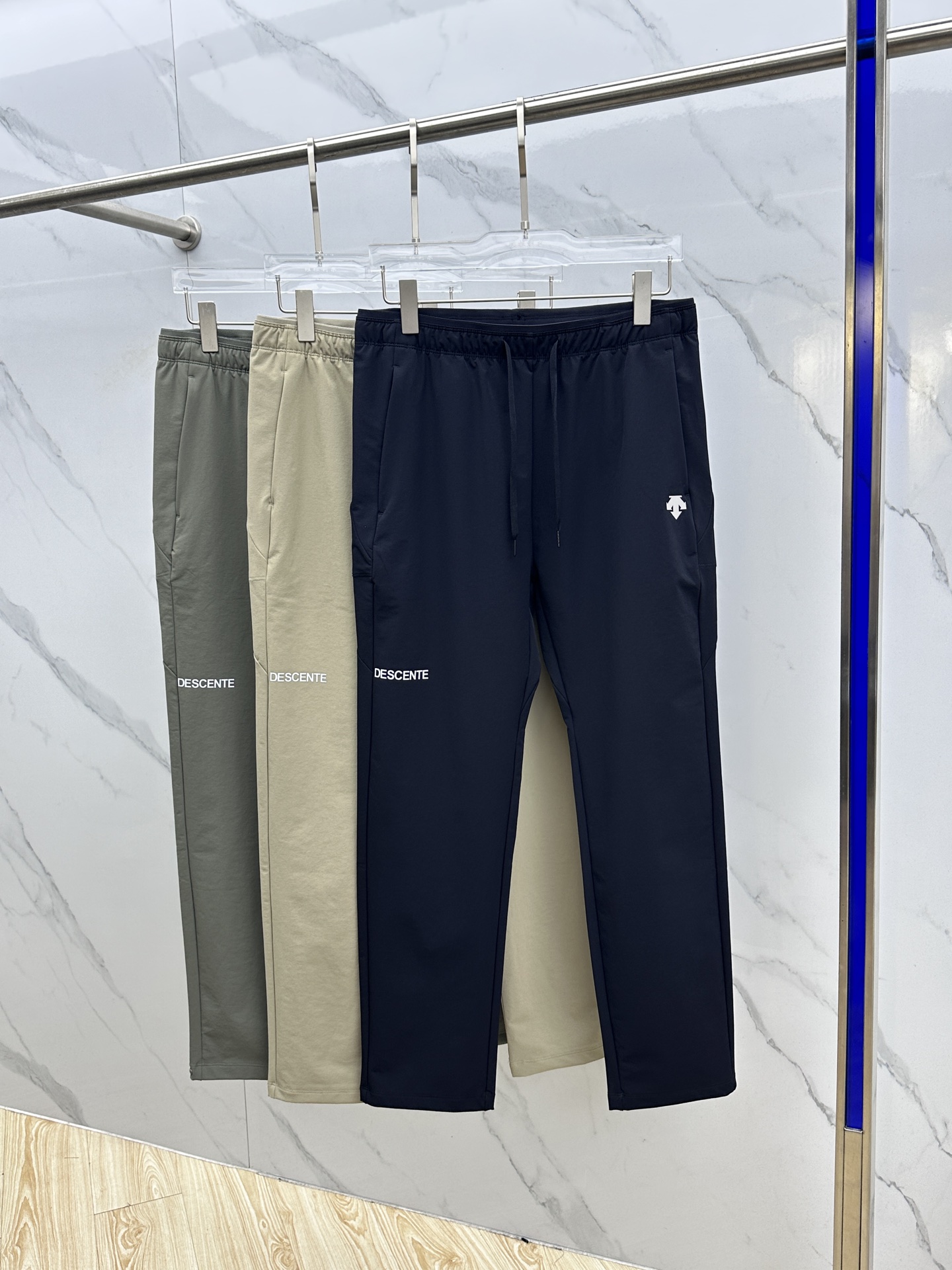 🆕DESCENTE—迪桑特综训训练运动健身男士透气梭织运动长裤 采用质感梭织面料制作的跑步运动长裤。面料