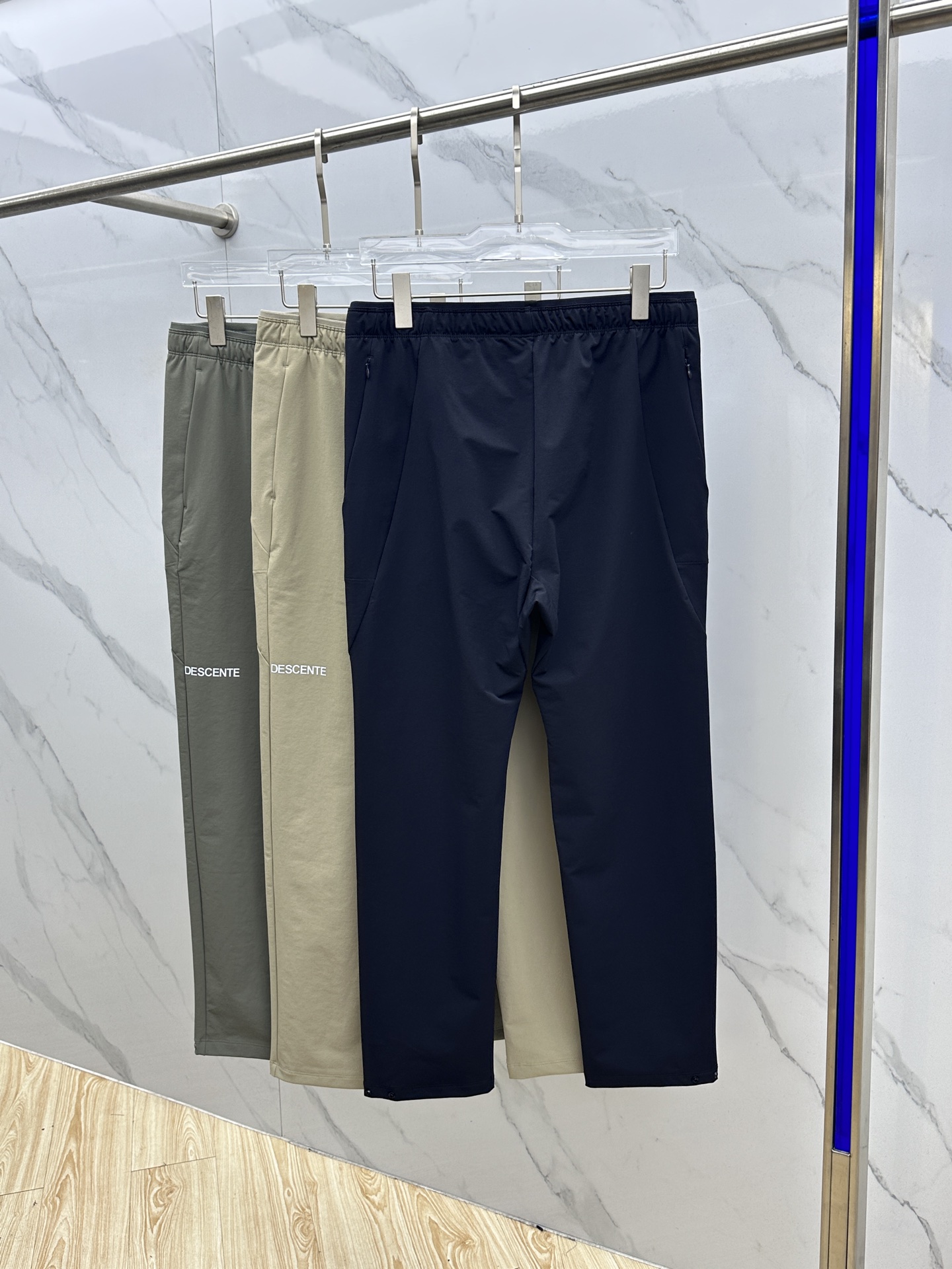 🆕DESCENTE—迪桑特综训训练运动健身男士透气梭织运动长裤 采用质感梭织面料制作的跑步运动长裤。面料