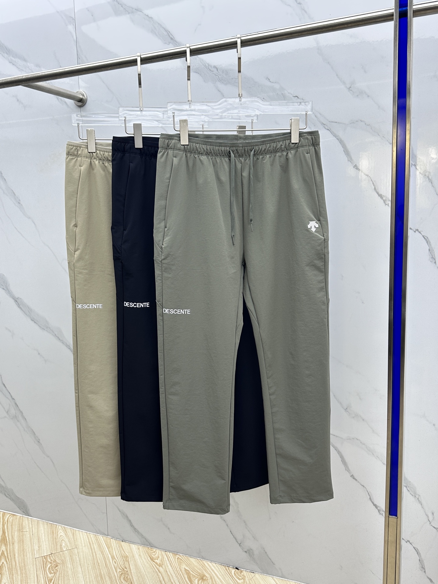 🆕DESCENTE—迪桑特综训训练运动健身男士透气梭织运动长裤 采用质感梭织面料制作的跑步运动长裤。面料