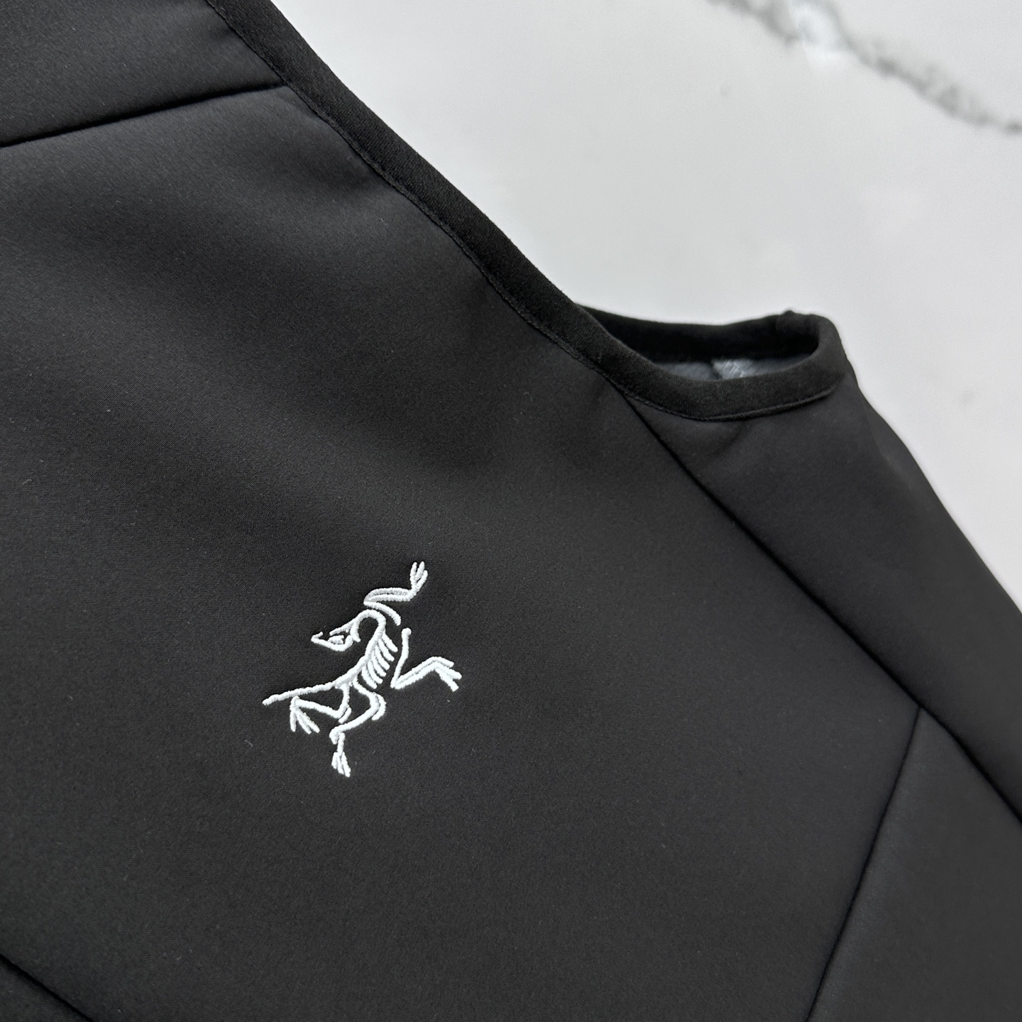 🆕ARCTERYX 始祖鸟 2025秋季新品薄绒男士马甲，官网同步！外贸公司订单！客供针织聚酯纤维材质，