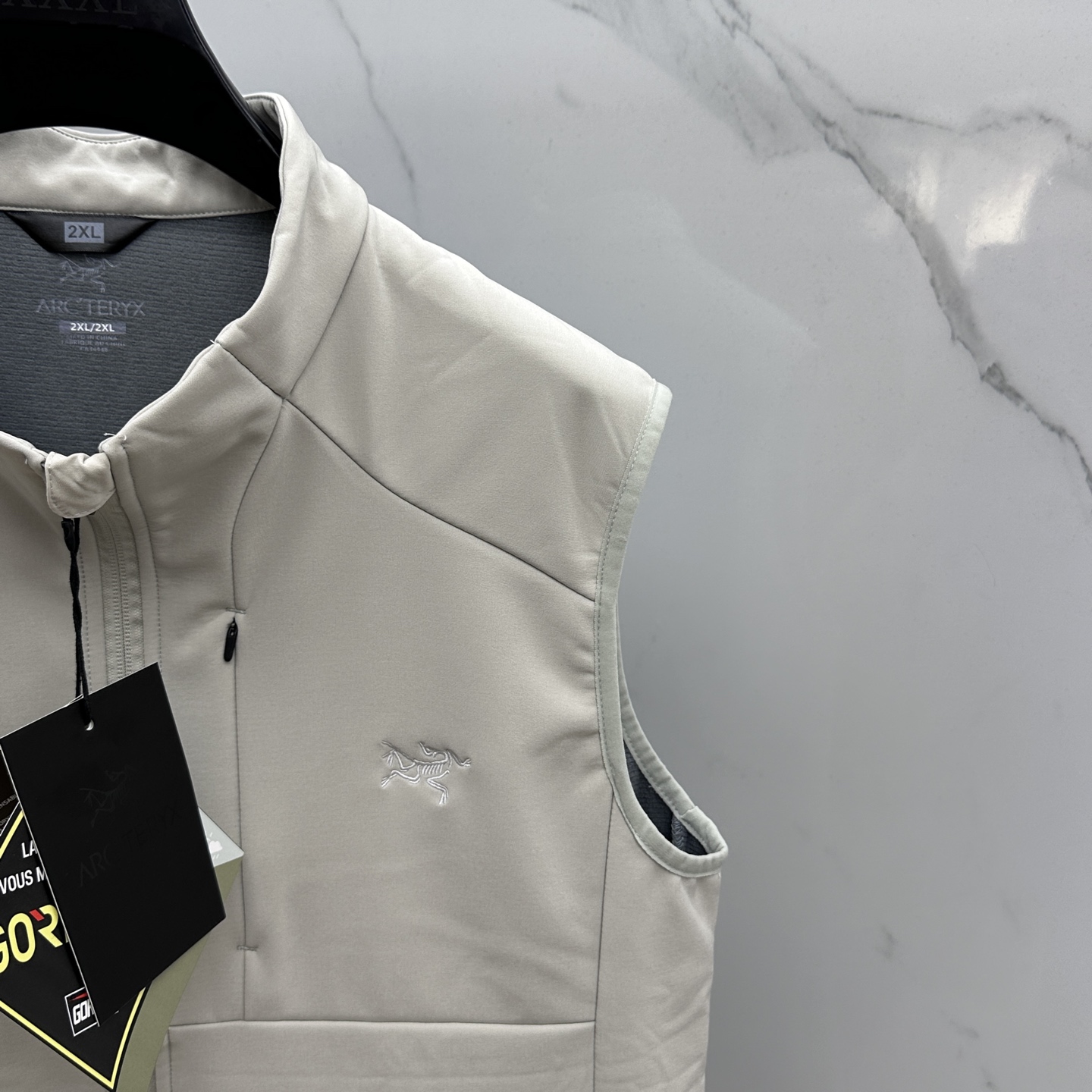🆕ARCTERYX 始祖鸟 2025秋季新品薄绒男士马甲，官网同步！外贸公司订单！客供针织聚酯纤维材质，