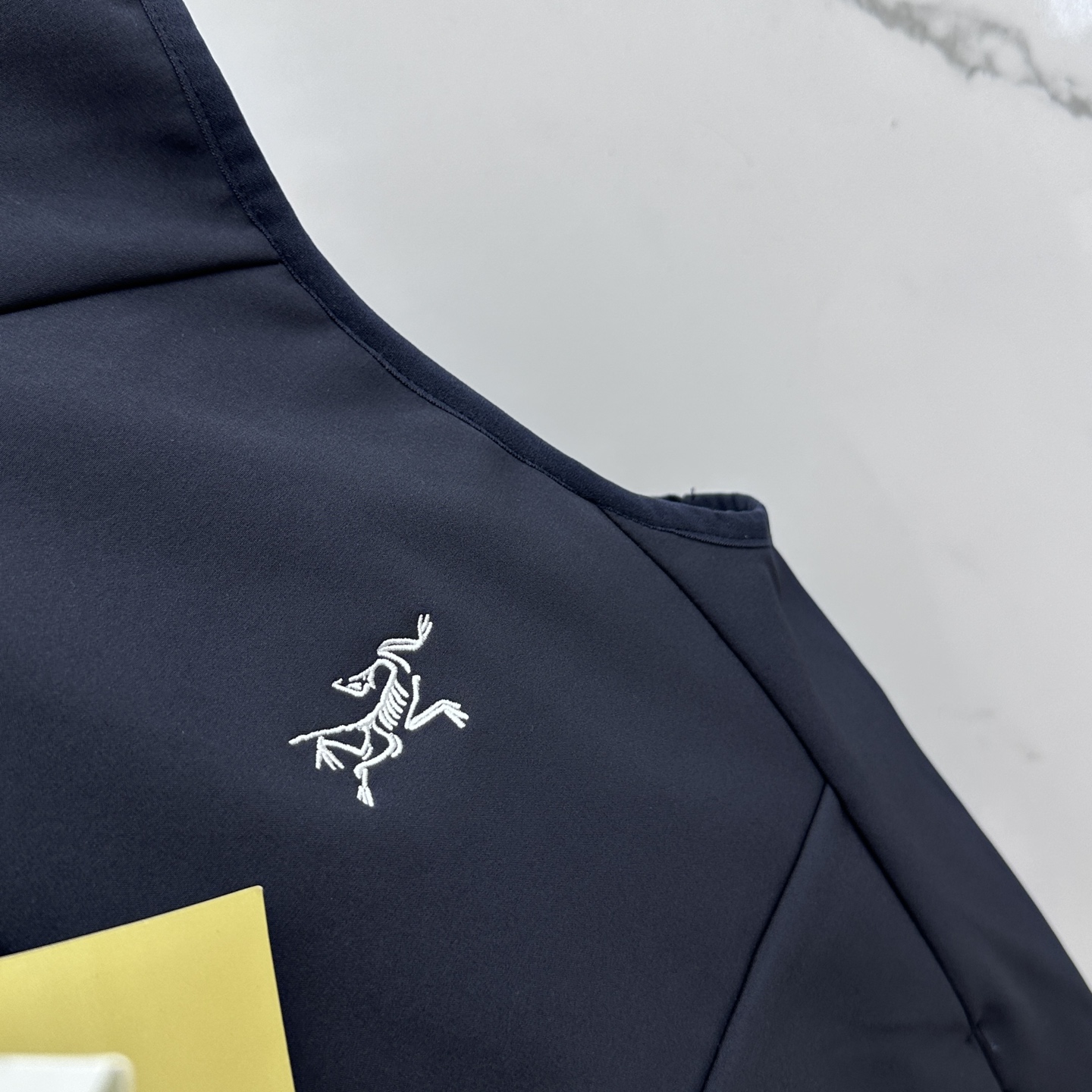 🆕ARCTERYX 始祖鸟 2025秋季新品薄绒男士马甲，官网同步！外贸公司订单！客供针织聚酯纤维材质，
