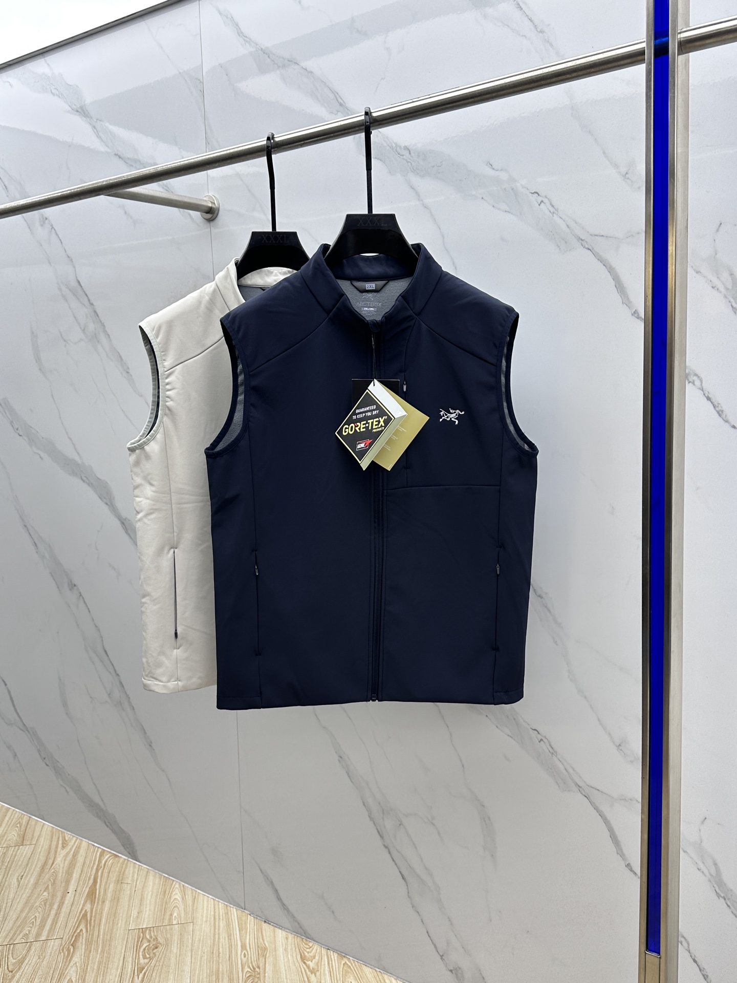 NO:537746,ARCTERYX Archaeopteryx 2025 autumn new thin velvet men's vest, synchronized on the official website!  Foreign trade company orders!  Customer-supplied knitted polyester fiber material, with a light texture, soft and delicate touch, but a straight and stylish shape!  It adopts a multi-layer structure and has windproof performance. The pockets are decorated with details and are extremely luxurious... Perfect to interpret high-quality quality!  xh size M-6XL,arc'teryx,alexander wang19860909ARCTERYX 始祖鸟 2025秋季新品薄绒男士马甲,官网同步！外贸公司订单！客供针织聚酯纤维材质,质地轻盈、触感又柔软细腻、但型态又笔挺有型！ 采用多层结构、具备防风性能. 口袋饰有细节、奢华极致… 完美演绎高品质品相！xh 尺码M-6XL,arc'teryx,alexander wang,Men's clothing