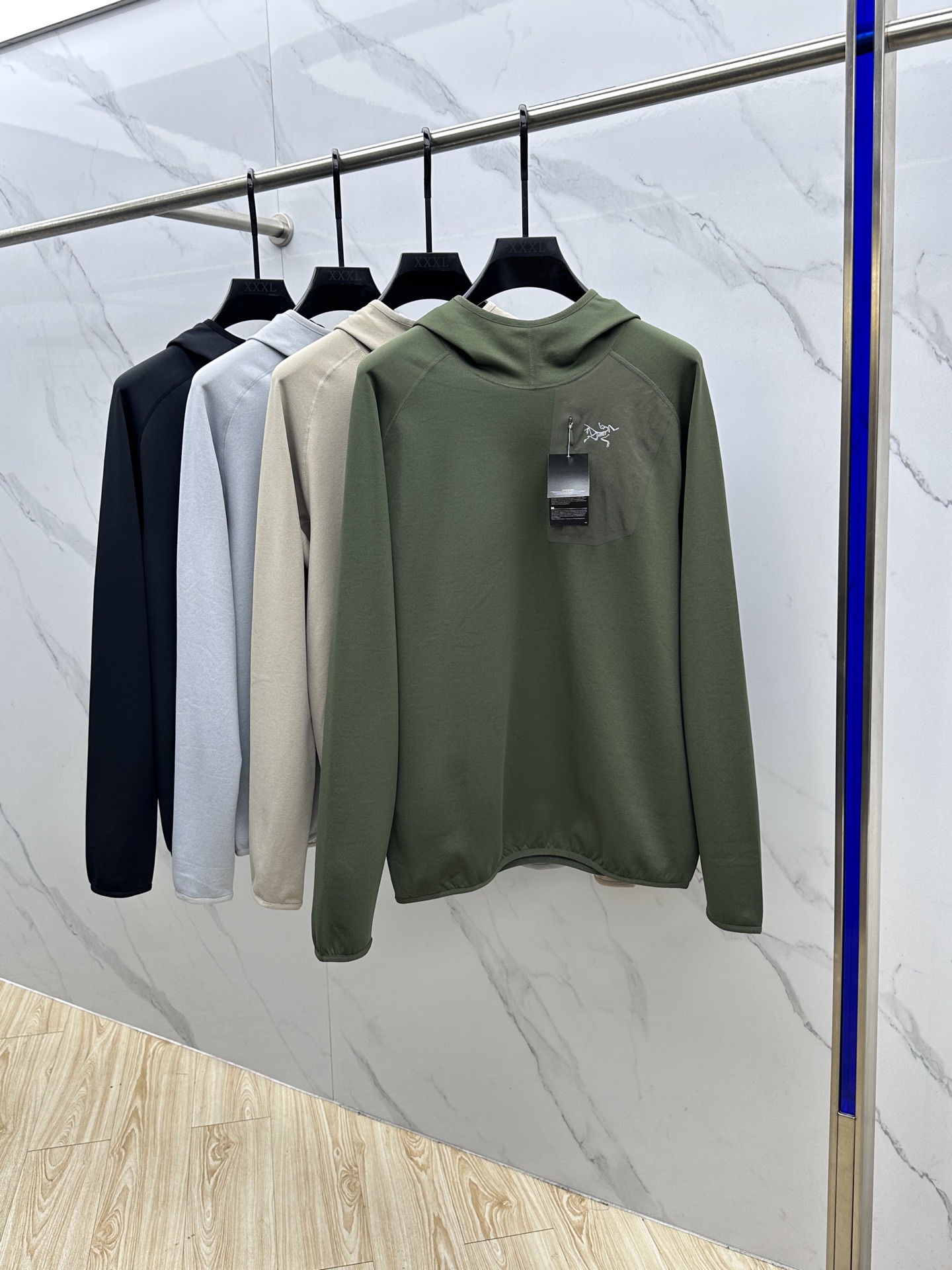 NO:530232,ARCTERYX Archaeopteryx 2025 autumn new model inner lining outdoor men RHO LT series sports fitness casual elastic super soft lightweight knitted long sleeve thin velvet inner lining half zipper zipper pocket fleece!  Original version, random comparison, exclusive quality first, hot-selling long-sleeved products!  A practical style that can be worn with warmth and can be worn outside!  The inside of the technology fabric is super soft and light brushed, and the functional style is extremely warm, moisture-absorbing and sweating, and is highly elastic and skin-friendly and comfortable!  Collar pressing strip glue pressing process, laser positioning and cutting glue pressing in front of the chest pocket!  Reflective glue logo, the whole piece has 4-pin 6-wire thread, all high elastic thread, and the fabric attributes!  !  Make the whole piece stress-free!  The touch is soft and comfortable, with high-quality stretching, reducing the friction of the skin, and it is very comfortable to fit the body!  All can wear outside and inside. Size M-5XL, arc'teryx,alexander wang19860909ARCTERYX 始祖鸟 2025秋季新款 内里拉绒户外男士RHO LT系列运动健身休闲弹力超柔轻量针织长袖薄绒内里套头半拉链拉链口袋抓绒！ 原版 随意对比 独家臻品 品质至上 热卖爆款长袖！ 打底保暖可外穿的实穿款！科技面料内里超柔轻薄拉绒,功能版型极度保暖,吸湿排汗,高弹亲肤舒适！领口压条压胶工艺,胸前口袋激光定位切割压胶！反光压胶logo,整件全4针6线走线,全部高弹丝弹力线,配合面料属性！！使得整件伸张毫无压力！触感糯软舒适,具有优质的拉伸性,减少肌肤摩擦感,贴身非常舒适！外穿内搭均可xh 尺码M-5XL,arc'teryx,alexander wang,Men's clothing