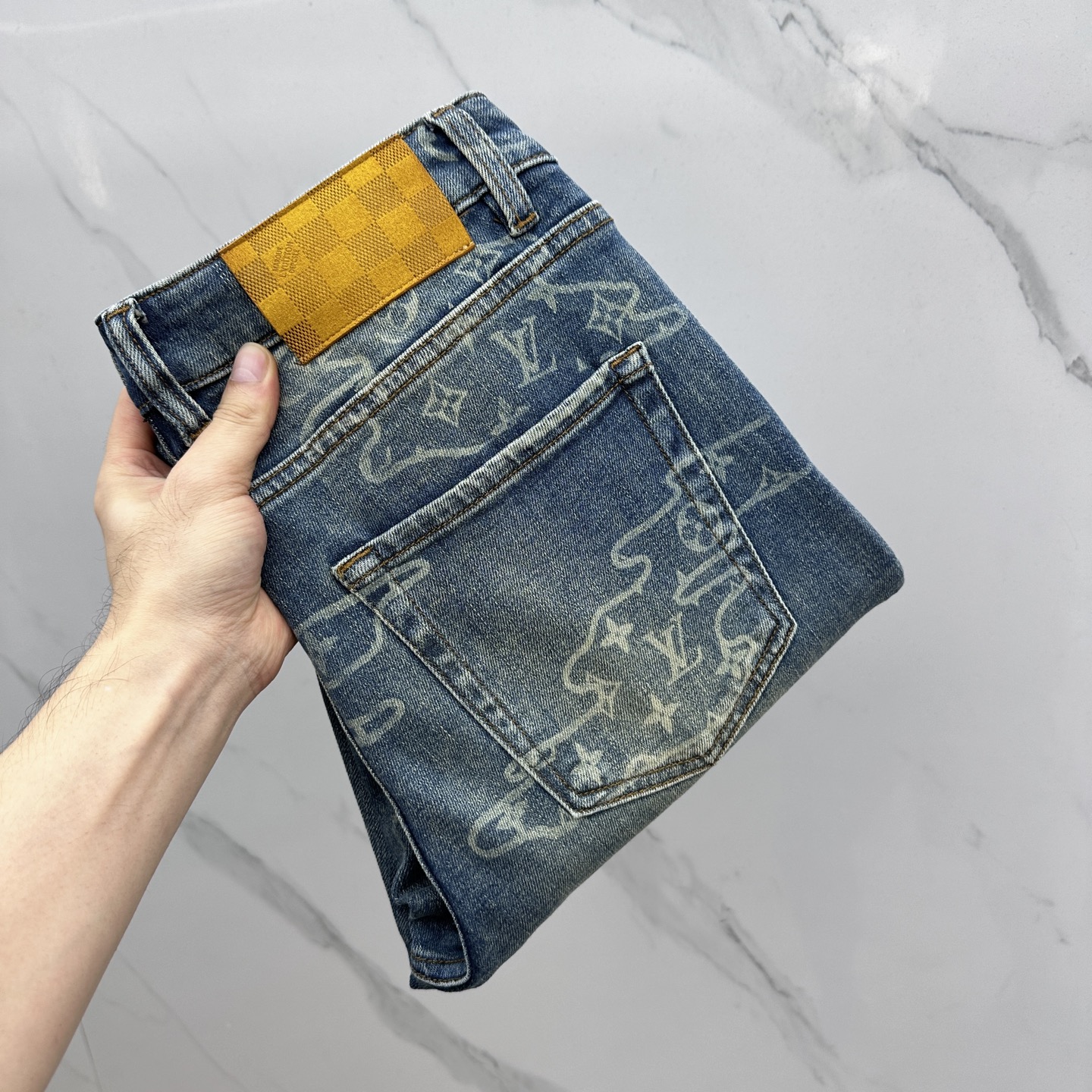 NO:530207,1V* Louis Vuitton, high-end customization, the latest jeans in early spring 2025, are available at the counter, original custom reproduction, customer-supplied hardware and accessories, original quality, imported fixed-color denim fabric, heavy industry washing, fine workmanship and excellent upper body!  Preferred single product A10 produced with 30-38 no 35. 37,,louis vuitton,jeans,alexander wang198609091V*路易威登 高端定制、2025早春最新款牛仔裤 柜台同步发售 原版定制复刻 客供五金辅料 原单品质 进口固色牛仔面料 重工洗水 做工走线精细 上身绝佳！优选单品 A10出品 码数30-38无35. 37,,louis vuitton,jeans,alexander wang,Men's clothing