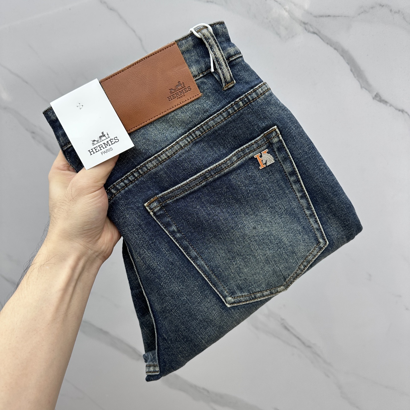 NO:530208,Hermes, high-end customization, the latest jeans in early spring 2025, are available at the counter at the same time, original custom reproduction, customer-supplied hardware and accessories, original quality, imported fixed-color denim fabric, heavy-industrial washing, fine workmanship and excellent upper body!  Preferred single product produced by AX, code number 29-38 without 37, hermes, hermes, jeans, alexander wang19860909Hermes爱马仕 高端定制、2025早春最新款牛仔裤 柜台同步发售 原版定制复刻 客供五金辅料 原单品质 进口固色牛仔面料 重工洗水 做工走线精细 上身绝佳！优选单品 AX出品 码数29-38无37,,hermes,hermes,jeans,alexander wang,Men's clothing