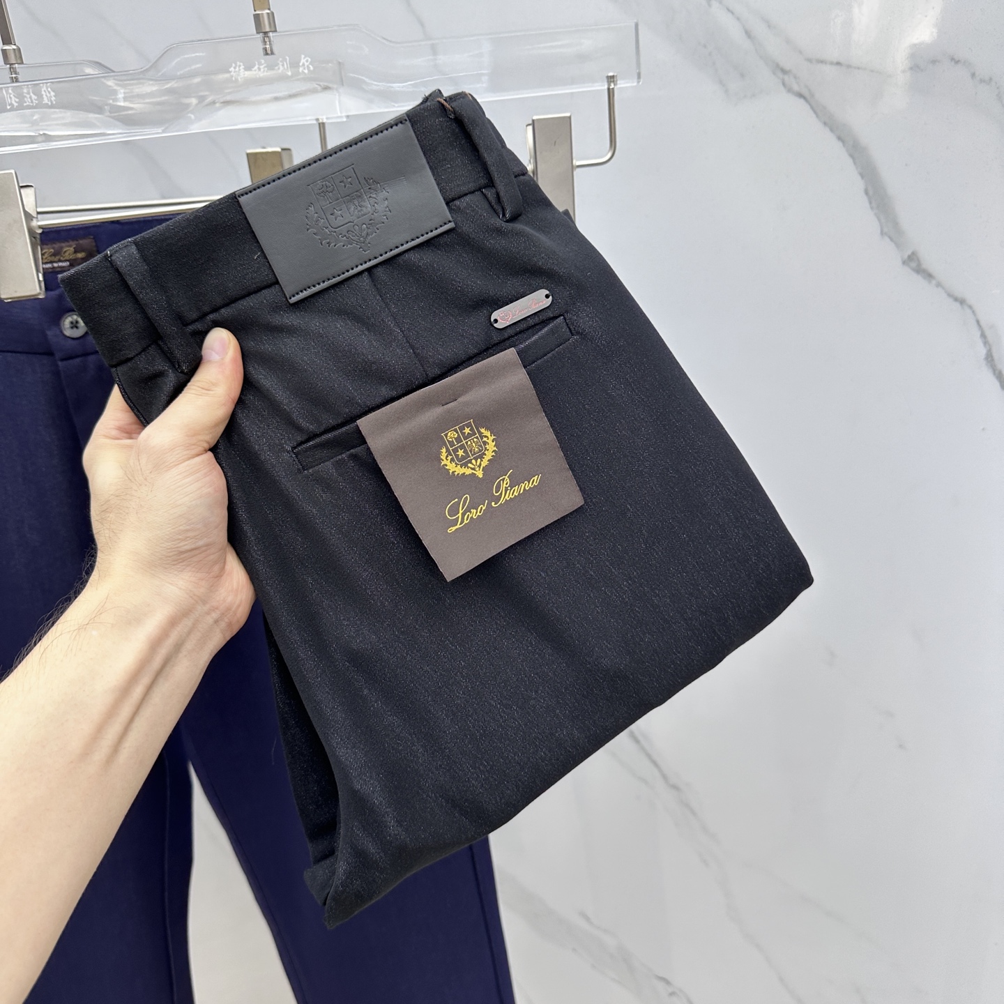 NO:538815,LP early autumn new casual pants and trousers are released simultaneously on the official website, trouser body craft design, customized hardware and auxiliary materials, and fabric customization, and factory-made products are not inspected!  Every detail is the ultimate. The original hardware accessories are trendy and stylish and handsome, and are essential items for trendy people!  Original AX production!  Number of codes 30-40 None 37.39, loro piana, alexander wang19860909LP 早秋新品休闲裤西裤,官网同步发售,裤身工艺设计,定制五金辅料、面料定制,代工厂出品免检！每个细节做到极致.原版五金配件,潮范十足、上身有型帅气,潮人必备单品！ AX原单出品！ 码数30-40无37.39,,loro piana,alexander wang,Men's clothing