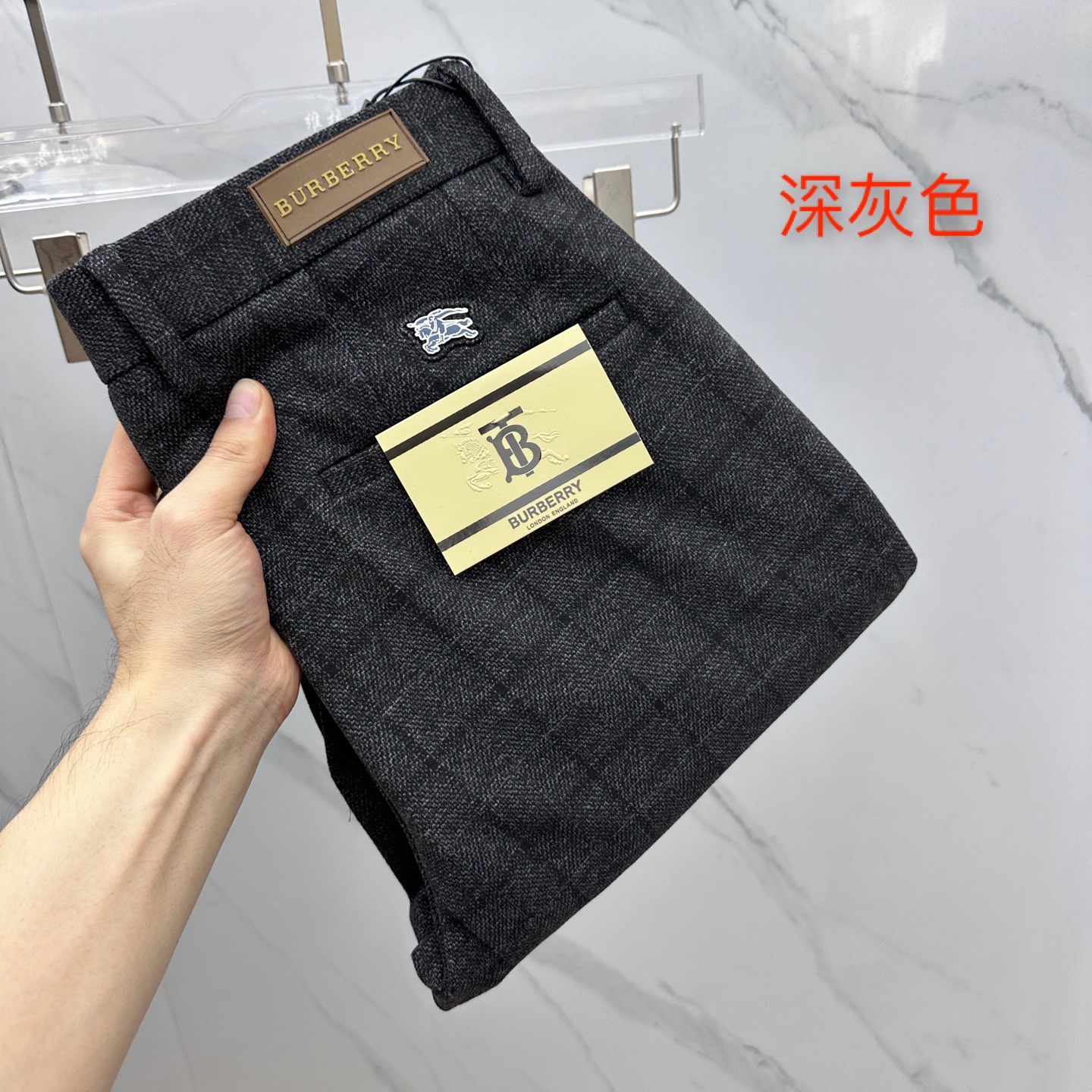 NO:538817,Burberry 2025 early autumn new casual pants and trousers, released simultaneously on the official website, trouser body craft design, customized hardware and auxiliary materials, fabric customization, and OEM products are free of inspection!  Every detail is the ultimate. The original hardware accessories are trendy and stylish and handsome, and are essential items for trendy people!  Original AX production!  30-40 None 37.39, burberry, burberry, alexander wang19860909Burberry巴宝莉 2025早秋新品休闲裤西裤,官网同步发售,裤身工艺设计,定制五金辅料、面料定制,代工厂出品免检！每个细节做到极致.原版五金配件,潮范十足、上身有型帅气,潮人必备单品！ AX原单出品！ 码数30-40无37.39,,burberry,burberry,alexander wang,Men's clothing