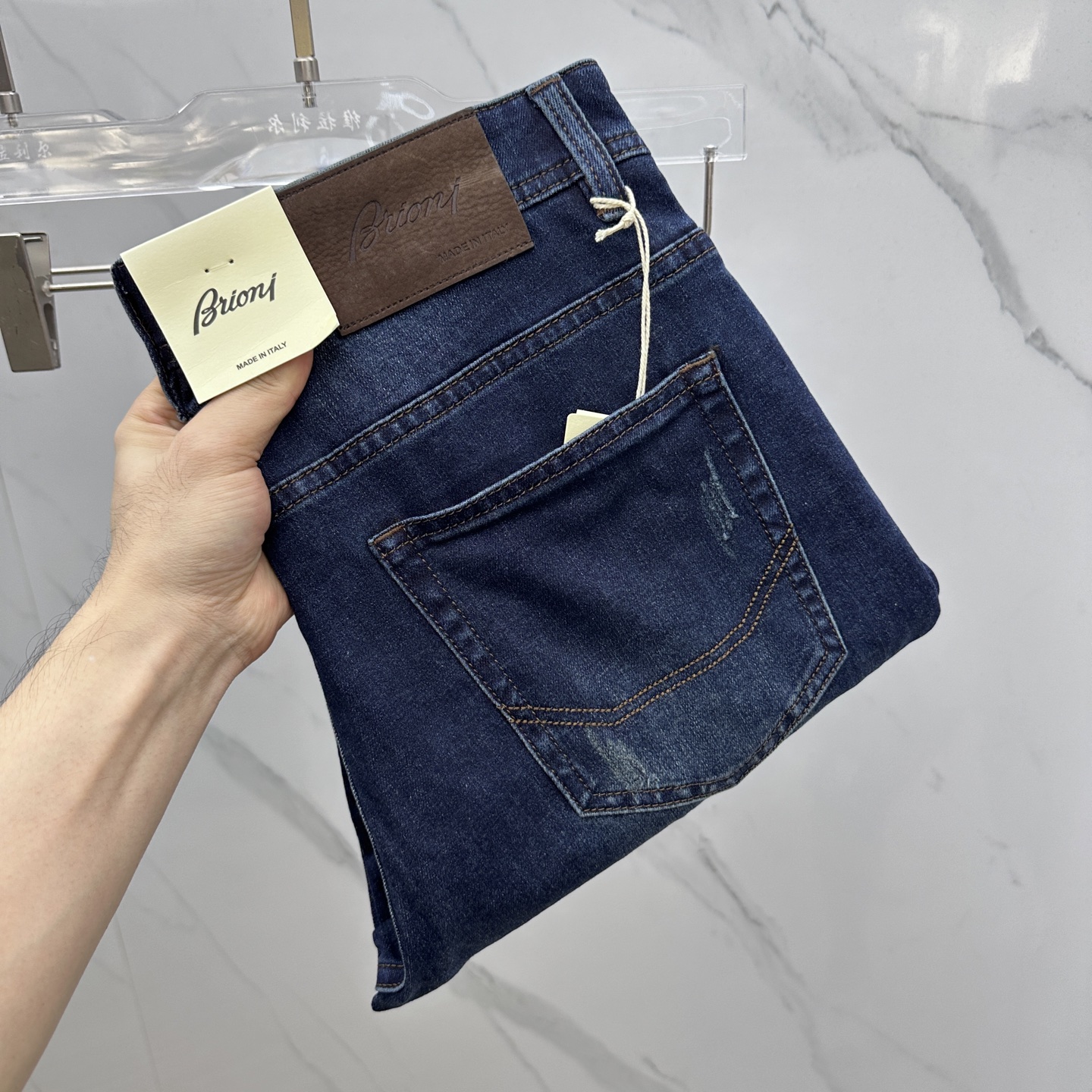 NO:530212,Buoni high-end customization, the latest jeans in early spring 2025 are released simultaneously on the counter. Original customization replicas. Customer-supplied hardware and accessories. Original quality. Imported fixed-color denim fabric. Heavy industry washing. Fine workmanship and excellent upper body!  Preferred single product BD production code number 30-38 without 37, jeans, alexander wang19860909Buoni高端定制、2025早春最新款牛仔裤 柜台同步发售 原版定制复刻 客供五金辅料 原单品质 进口固色牛仔面料 重工洗水 做工走线精细 上身绝佳！优选单品 bd出品 码数30-38无37,,jeans,alexander wang,Men's clothing