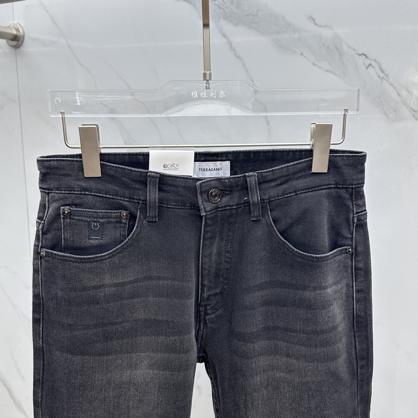 🆕Ferragamo菲拉格慕 🔥高端定制、2025早春最新款牛仔裤 柜台同步发售 原版定制复刻 客供五金
