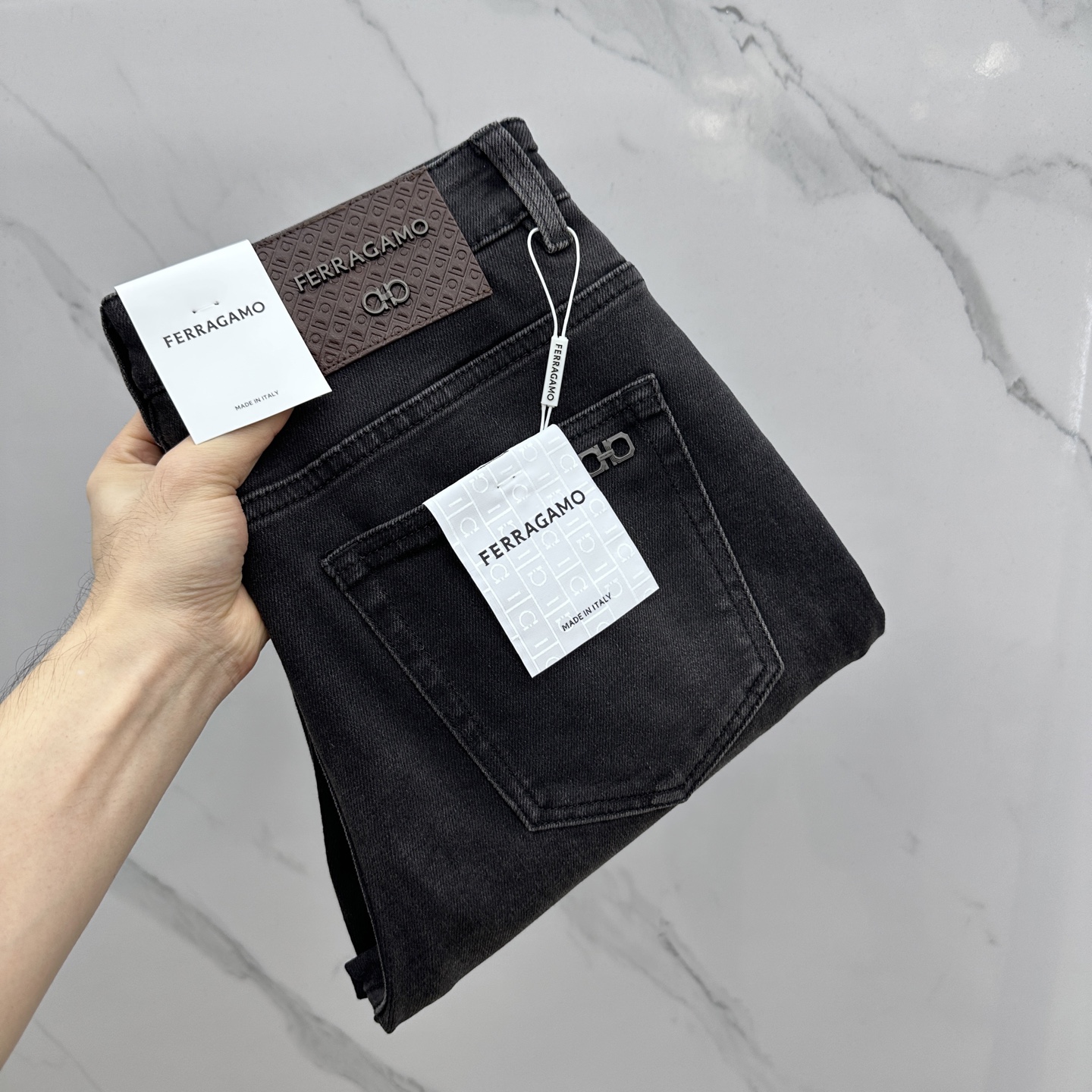 NO:530214,Ferragamo high-end customization, the latest jeans in early spring 2025 are released simultaneously on the counter. Original custom reproduction. Customer-supplied hardware and accessories. Original quality. Imported fixed-color denim fabric. Heavy industry washing. Fine workmanship and fine line. Excellent upper body!  Products of BD, number of 30-38, 37, ferragamo, ferragamo, jeans, alexander wang19860909Ferragamo菲拉格慕 高端定制、2025早春最新款牛仔裤 柜台同步发售 原版定制复刻 客供五金辅料 原单品质 进口固色牛仔面料 重工洗水 做工走线精细 上身绝佳！优选单品 bd出品 码数30-38无37,,ferragamo,ferragamo,jeans,alexander wang,Men's clothing