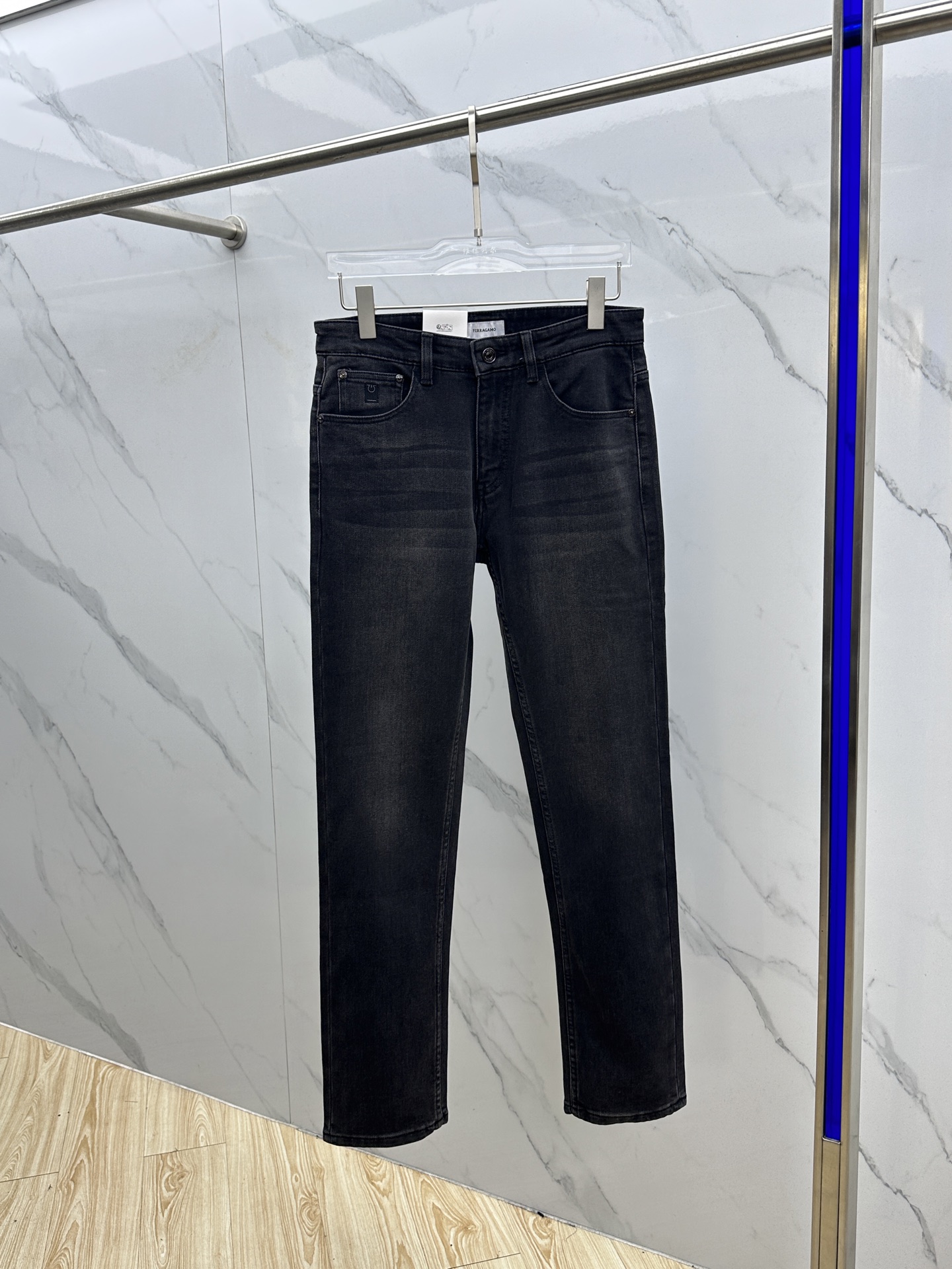 🆕Ferragamo菲拉格慕 🔥高端定制、2025早春最新款牛仔裤 柜台同步发售 原版定制复刻 客供五金