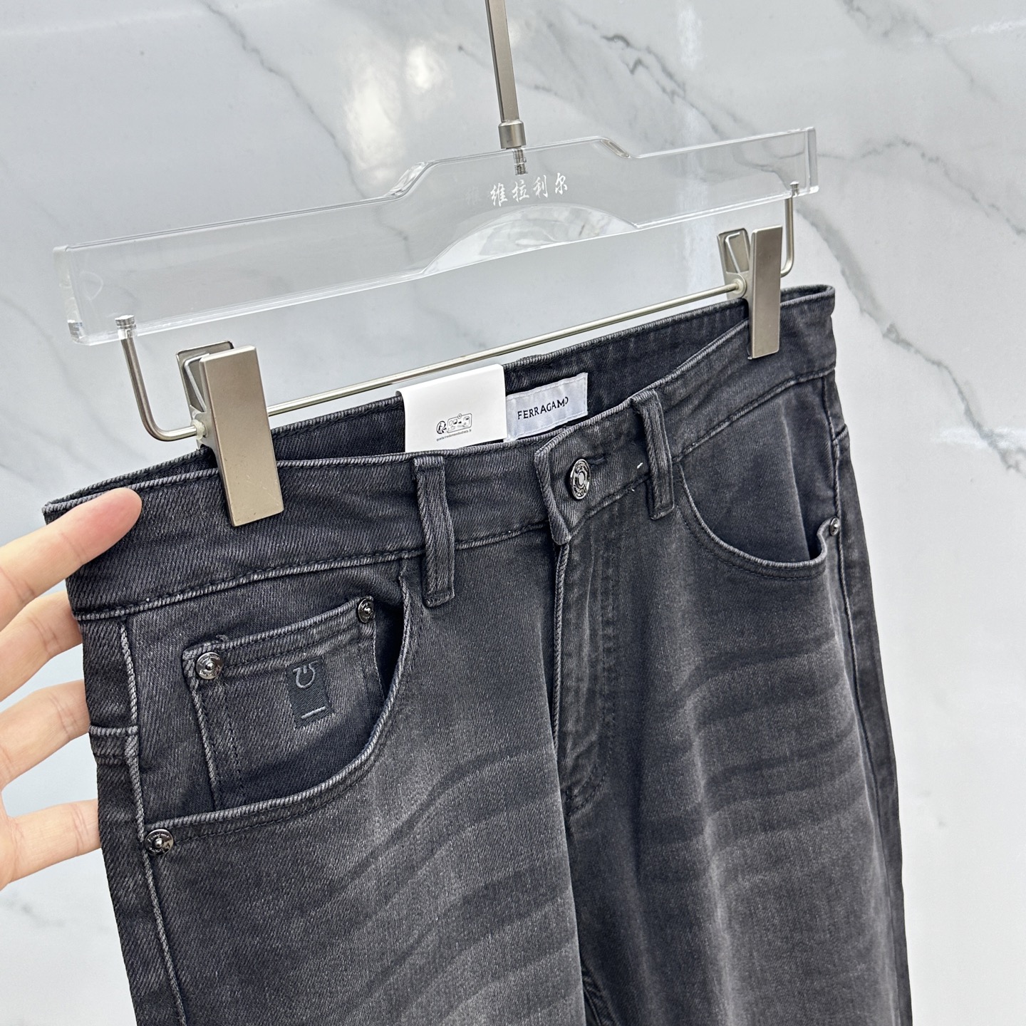 🆕Ferragamo菲拉格慕 🔥高端定制、2025早春最新款牛仔裤 柜台同步发售 原版定制复刻 客供五金