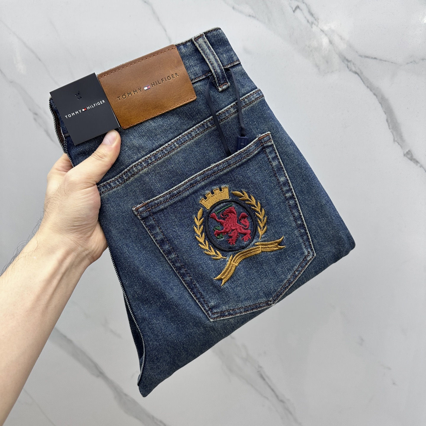 NO:530217,Tommy Tommy, high-end customization, the latest jeans in early spring 2025, are available at the counter at the same time, original custom reproduction, customer-supplied hardware and accessories, original quality, imported fixed-color denim fabric, heavy-industrial washing, fine workmanship and excellent upper body!  Products of BD with 30-38 No 37, Tom ford, jeans, alexander wang19860909Tommy汤米 高端定制、2025早春最新款牛仔裤 柜台同步发售 原版定制复刻 客供五金辅料 原单品质 进口固色牛仔面料 重工洗水 做工走线精细 上身绝佳！优选单品 bd出品 码数30-38无37,,tom ford,jeans,alexander wang,Men's clothing